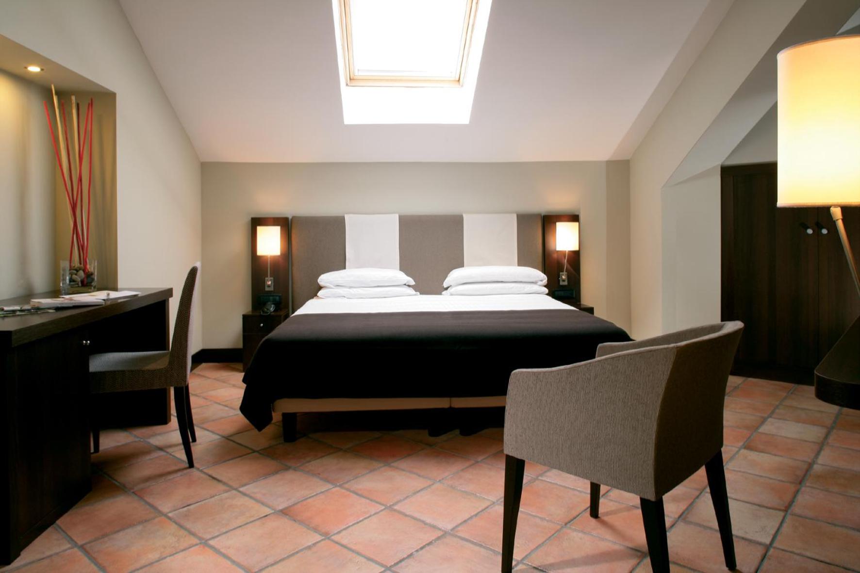 Small Double Room - Attic thumbnail 5