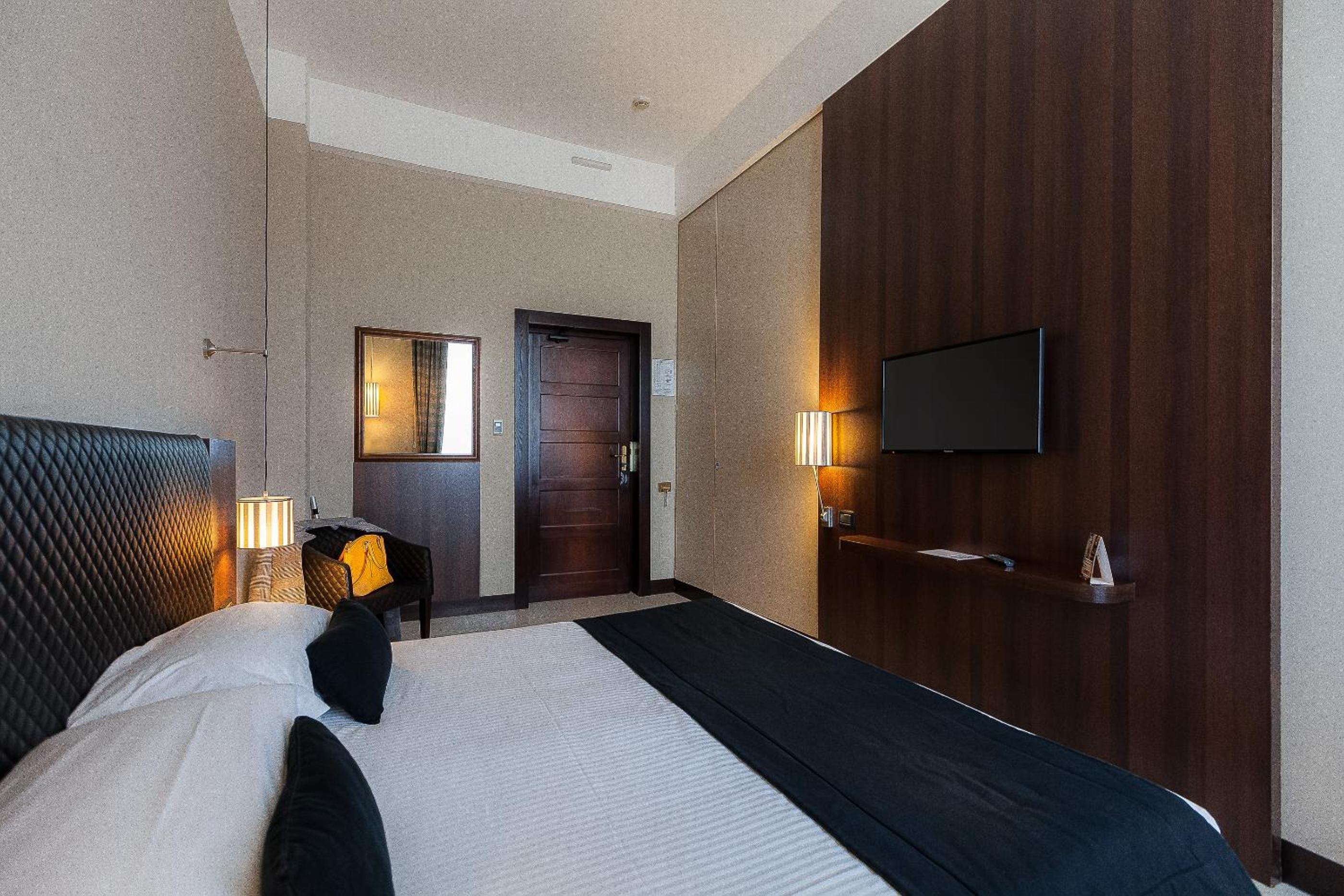 Standard Double Room thumbnail 6