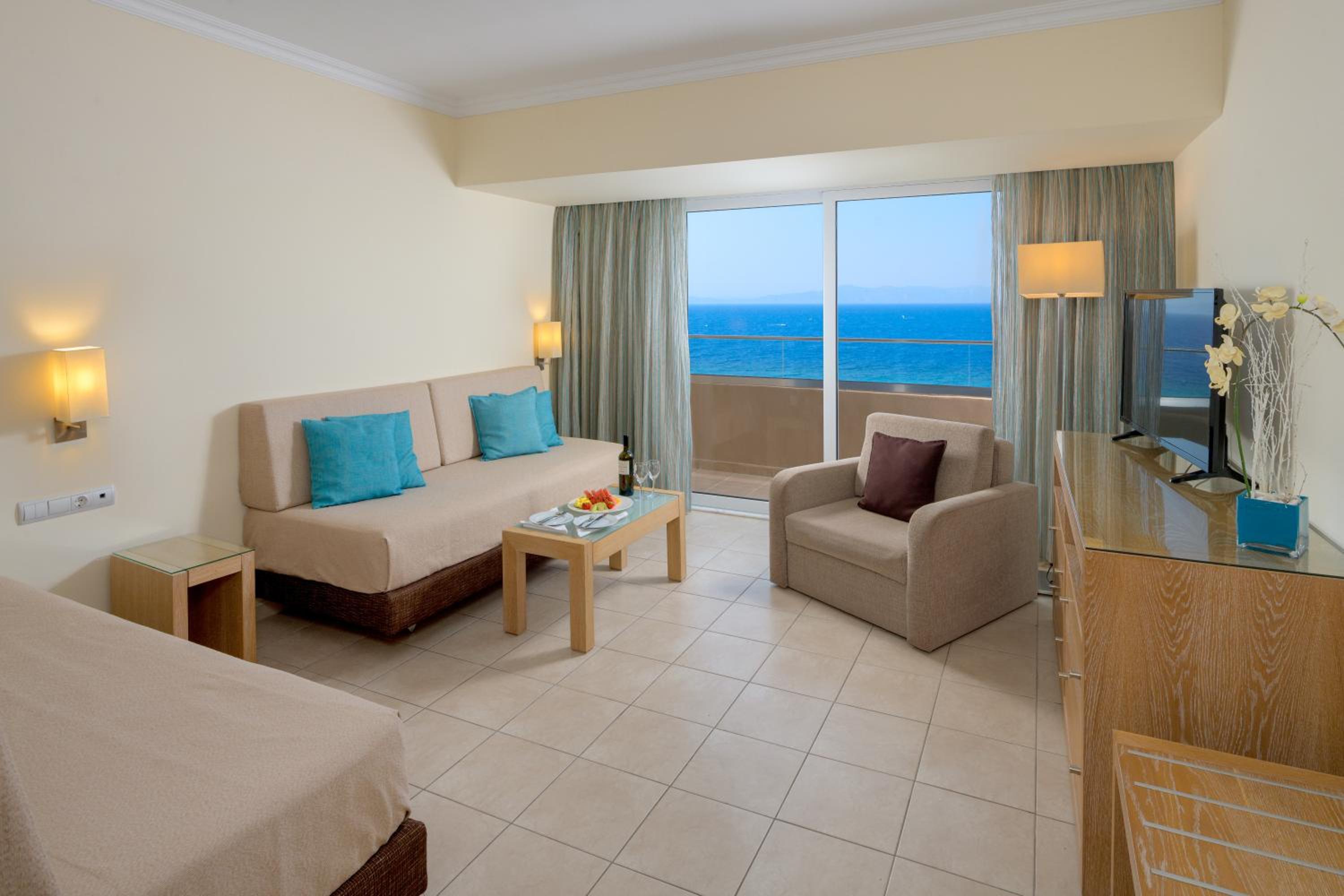 Deluxe Apartment (2-5 Adults) with Sea View - Photo 8