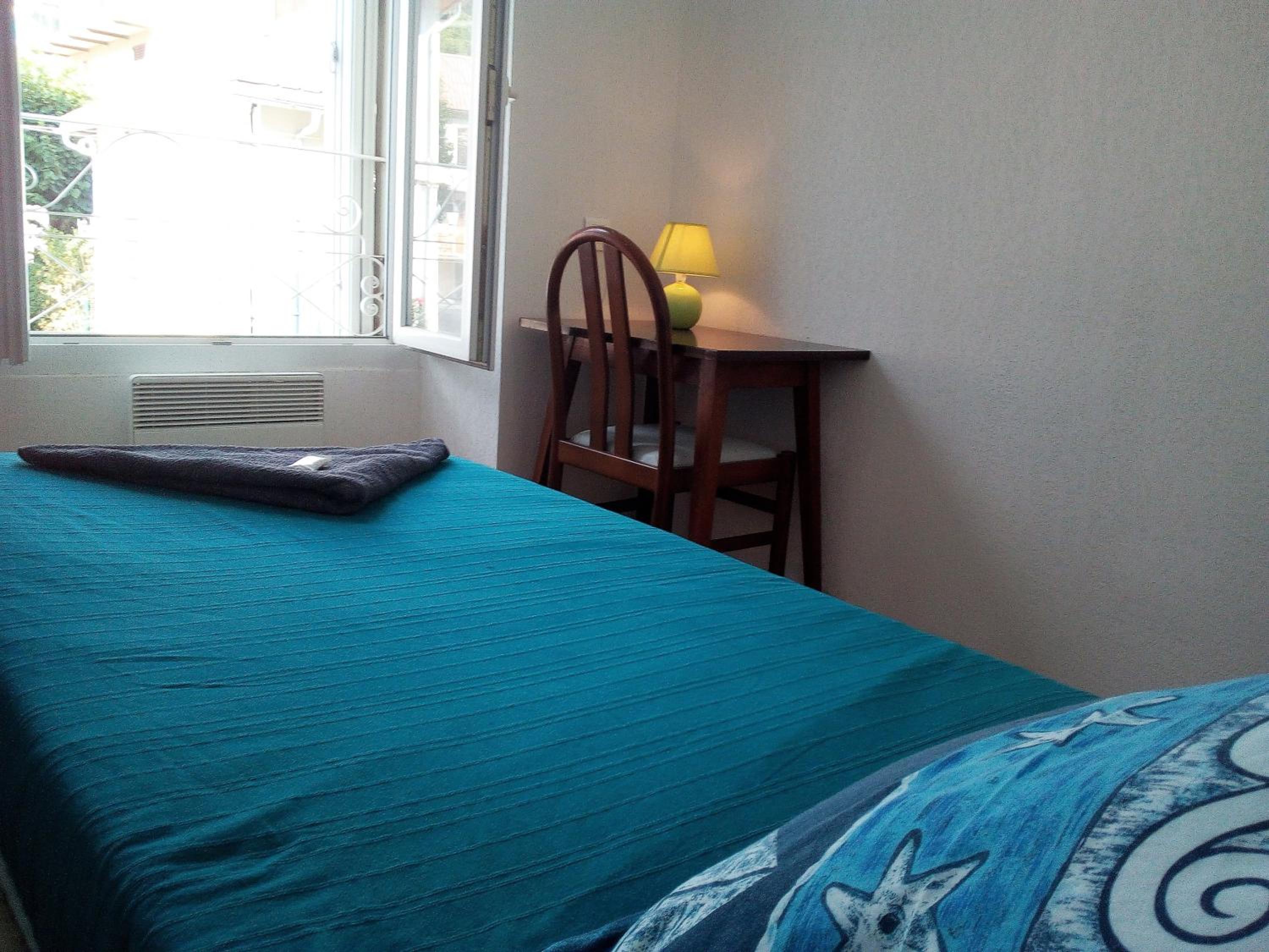 Family Room with Private Bathroom - Photo 7