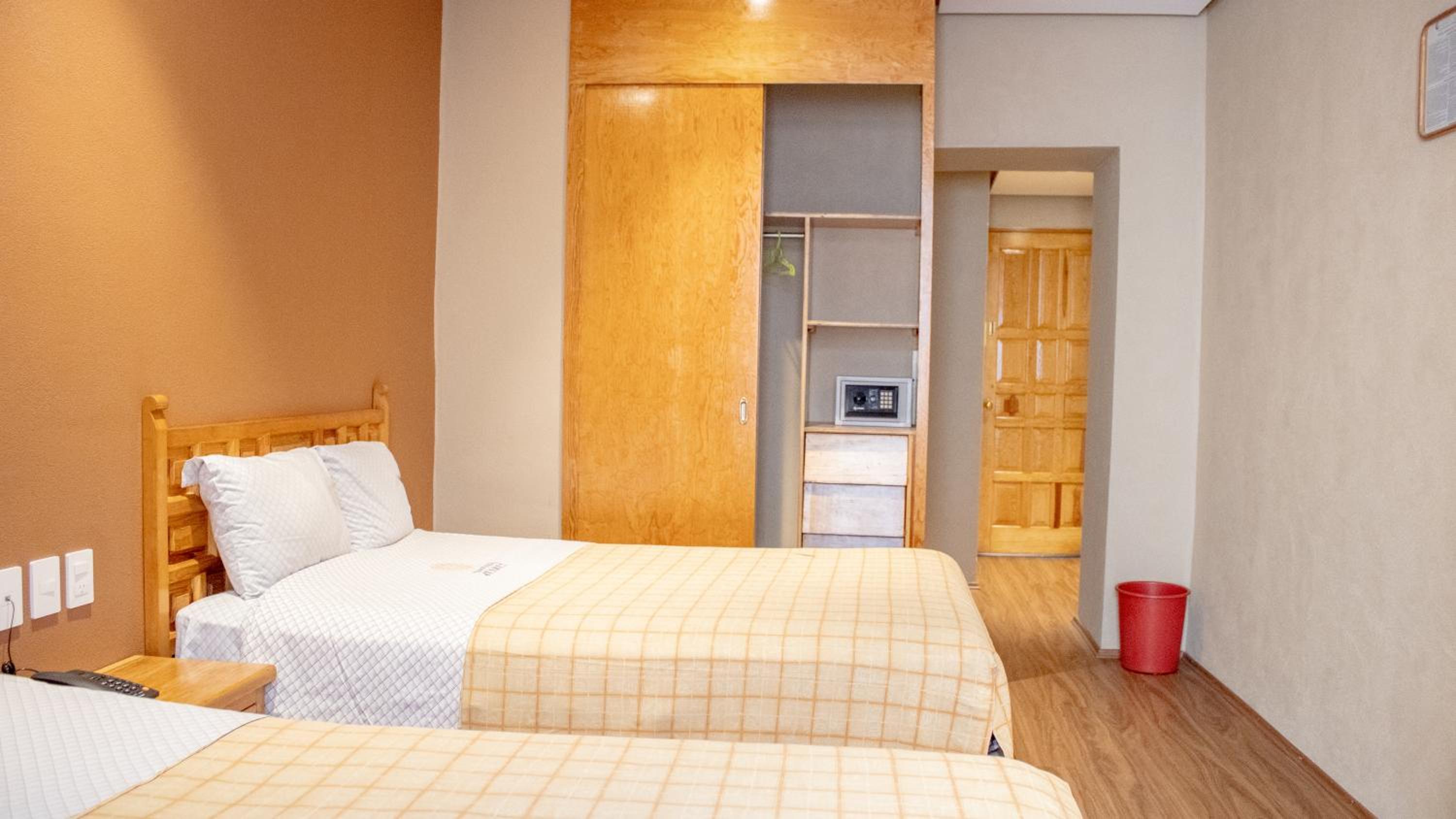 Double Room with Two Double Beds - Photo 2