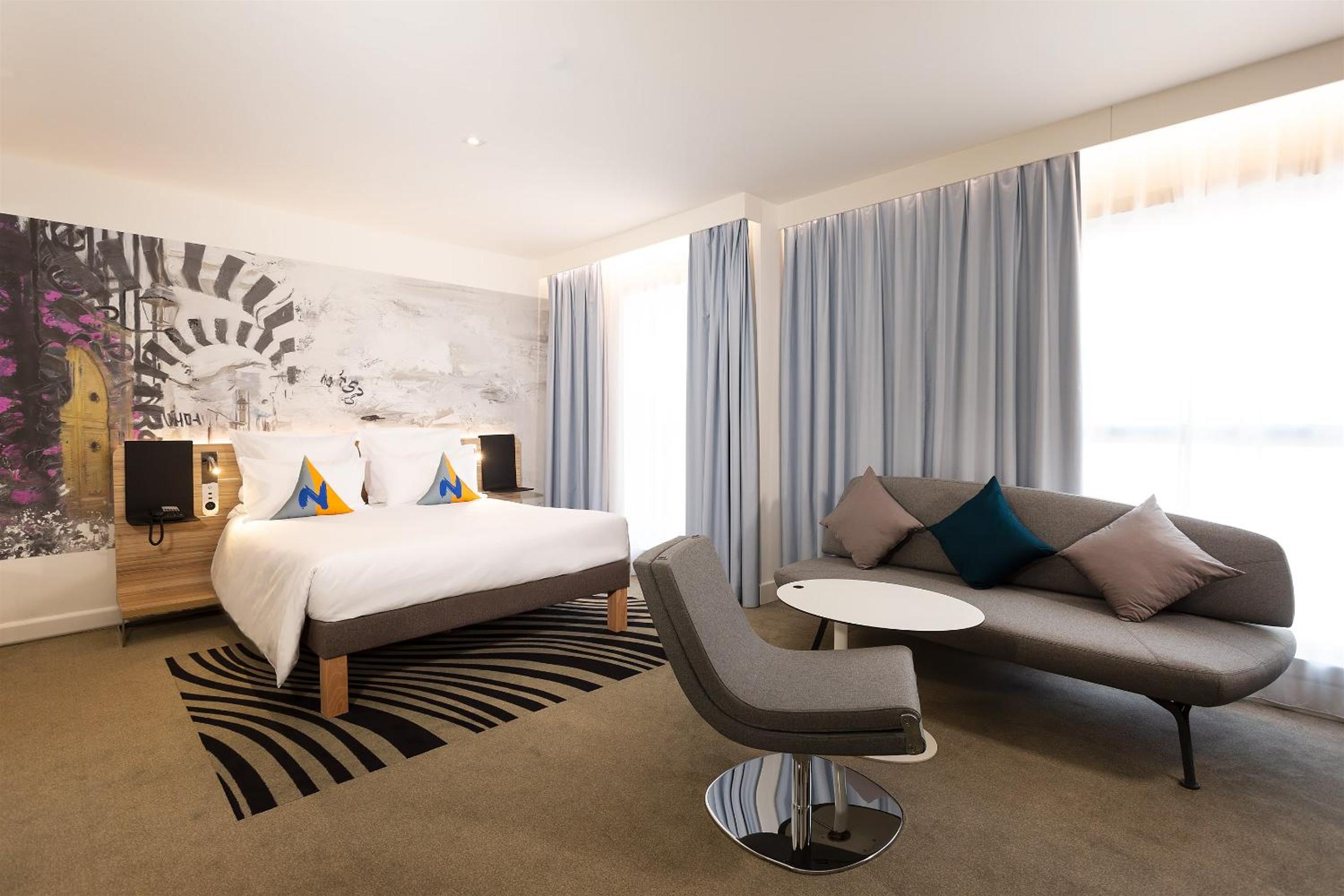 Executive King Room with Sofa - Photo 5