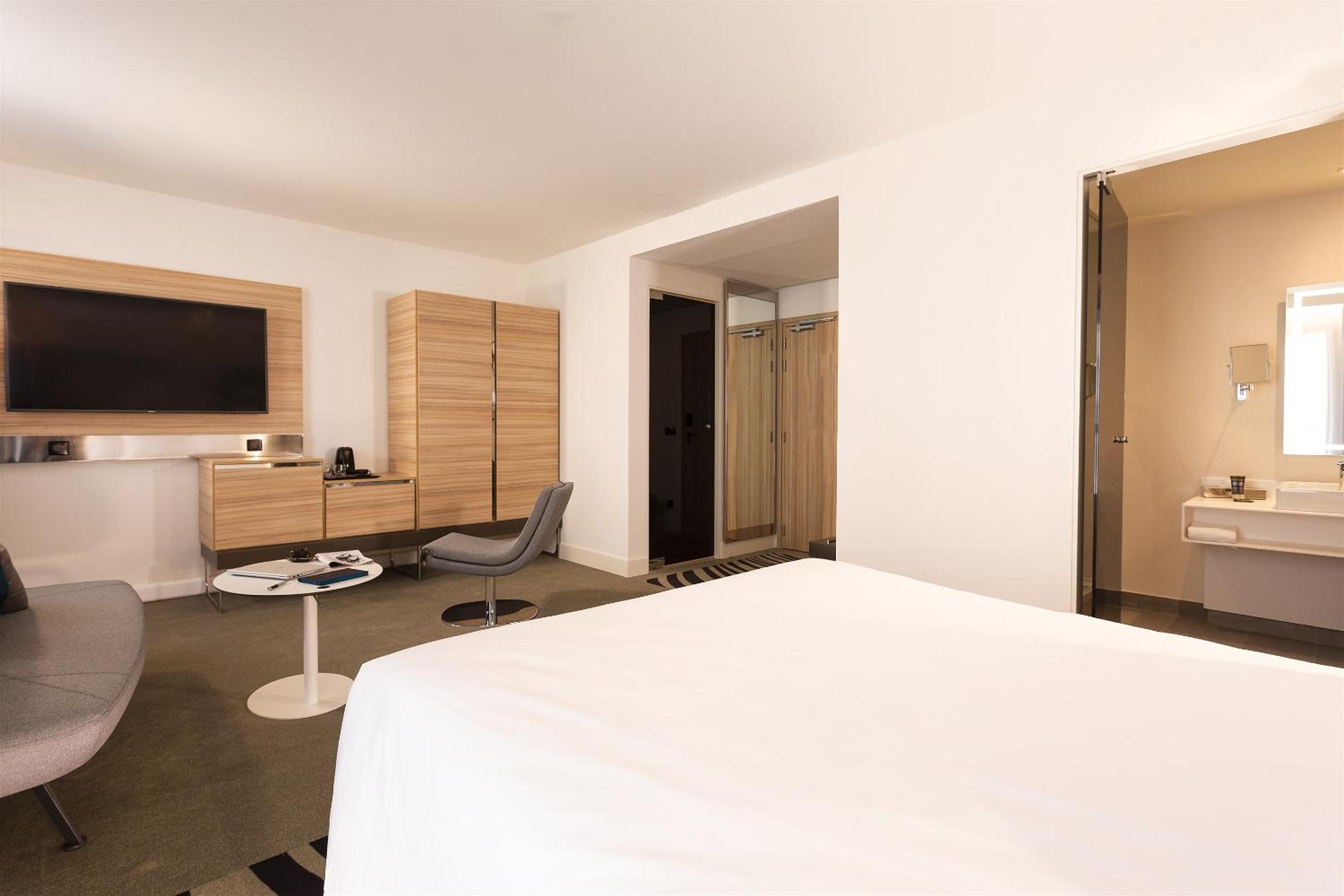 Executive King Room with Sofa - Photo 6