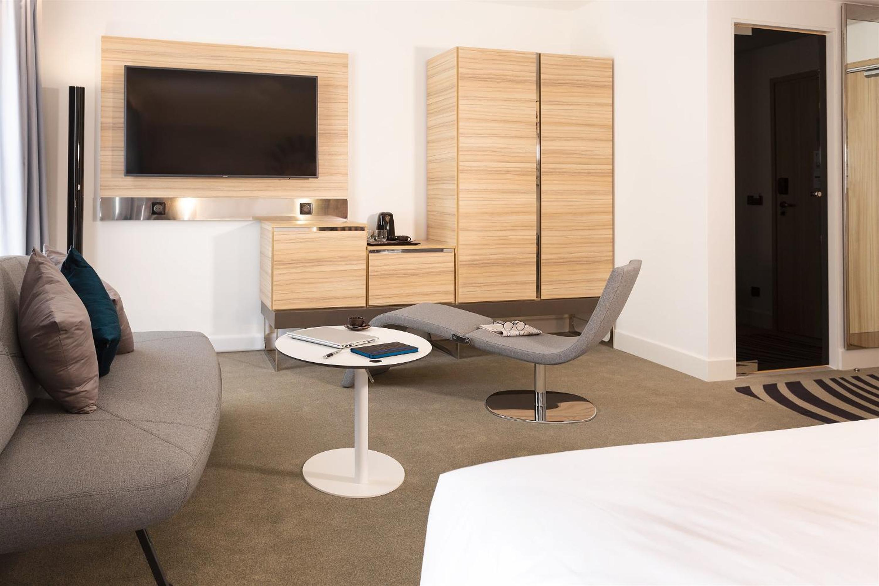 Executive King Room with Sofa - Photo 7