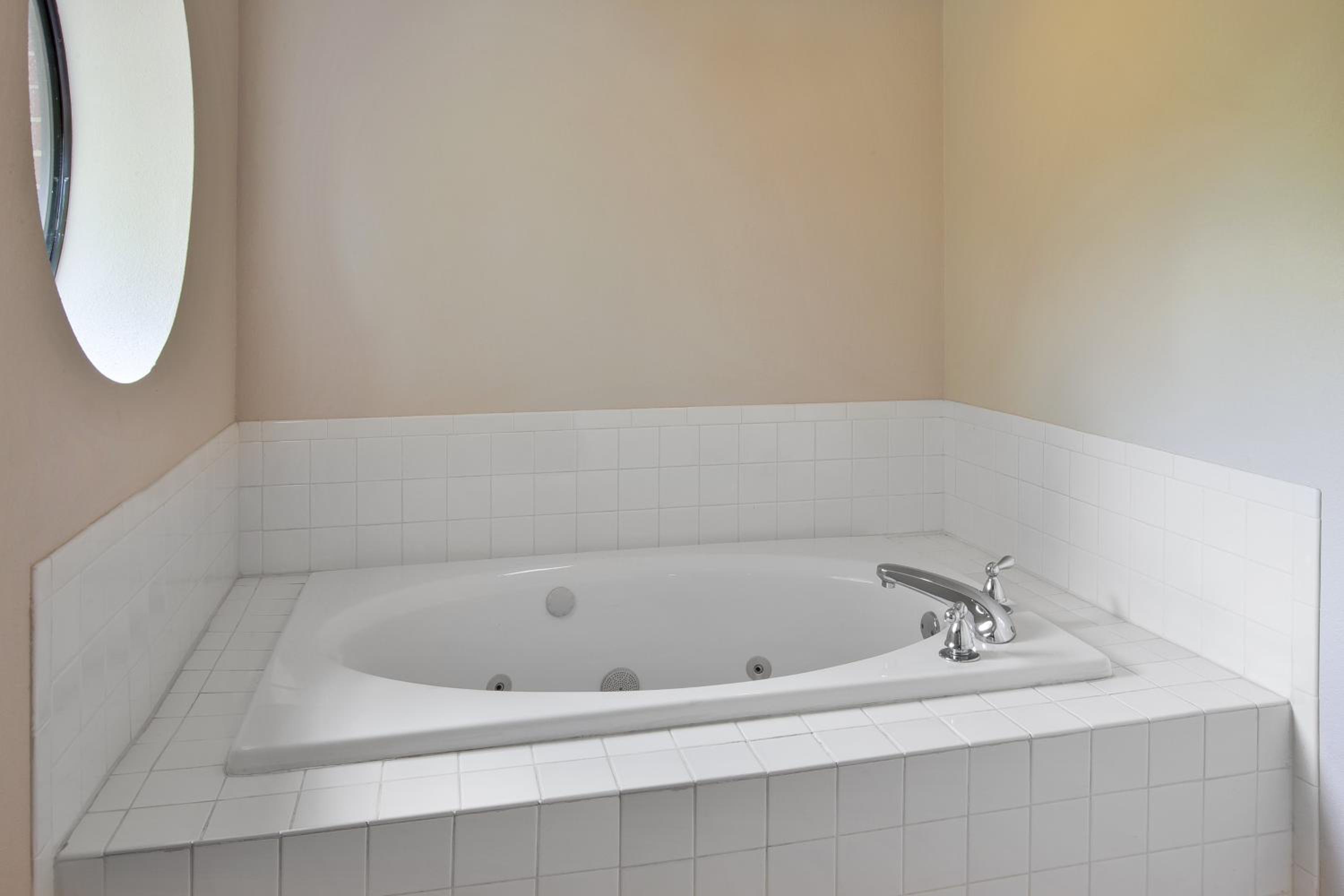 King Suite with Spa Bath - Photo 2