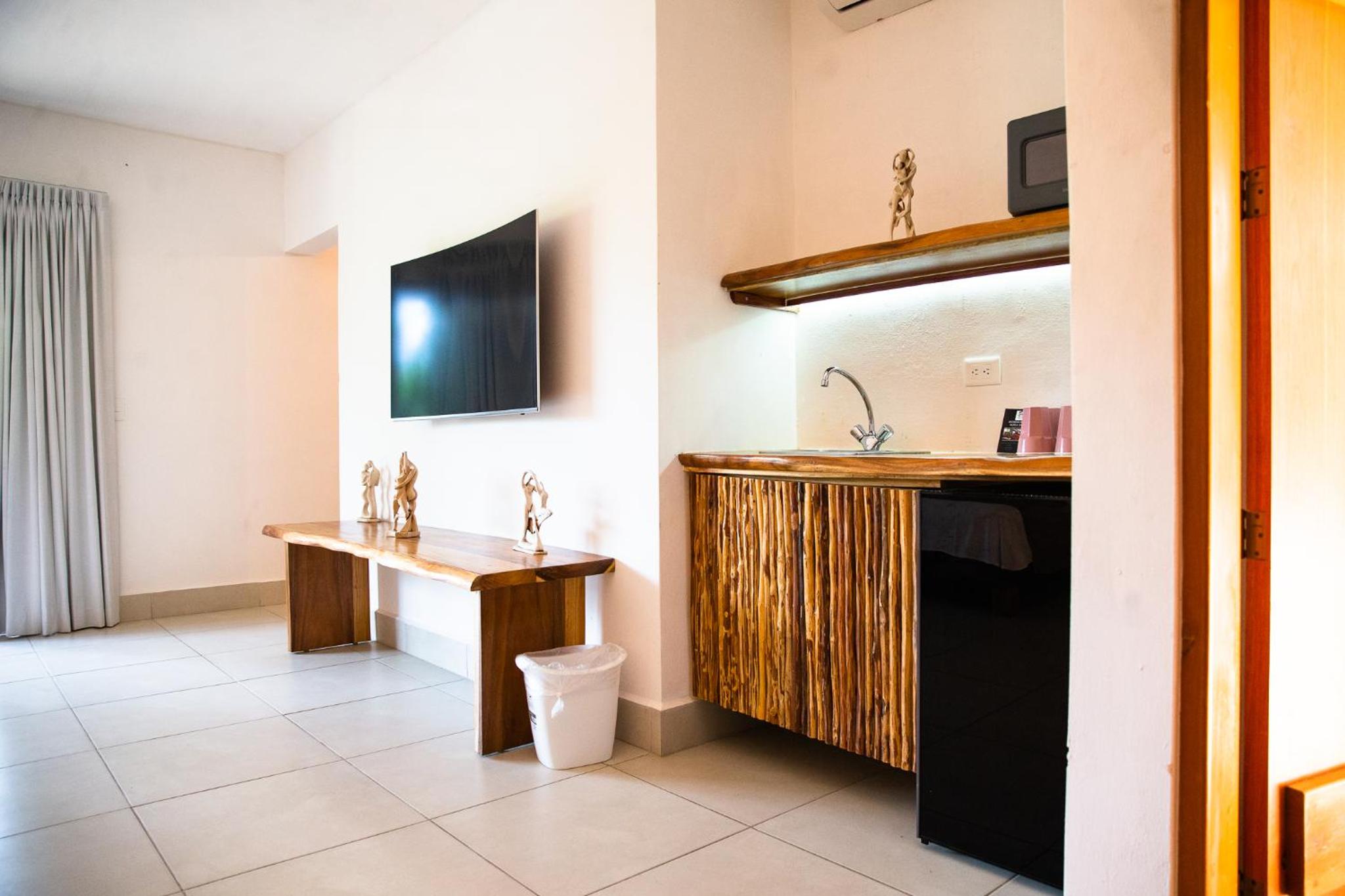 Deluxe Suite - Photo 9