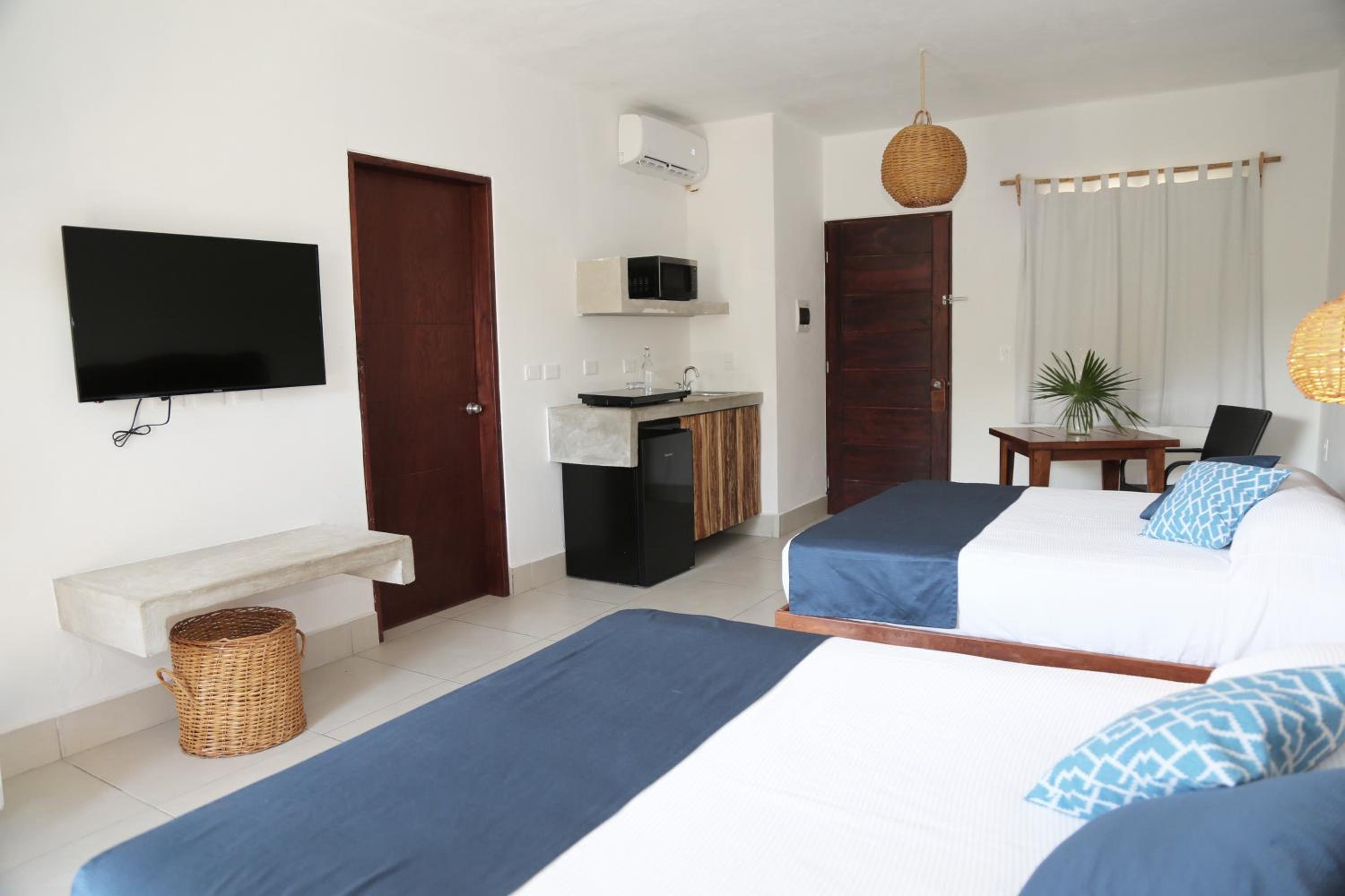Deluxe Double Room with Two Double Beds - Photo 7