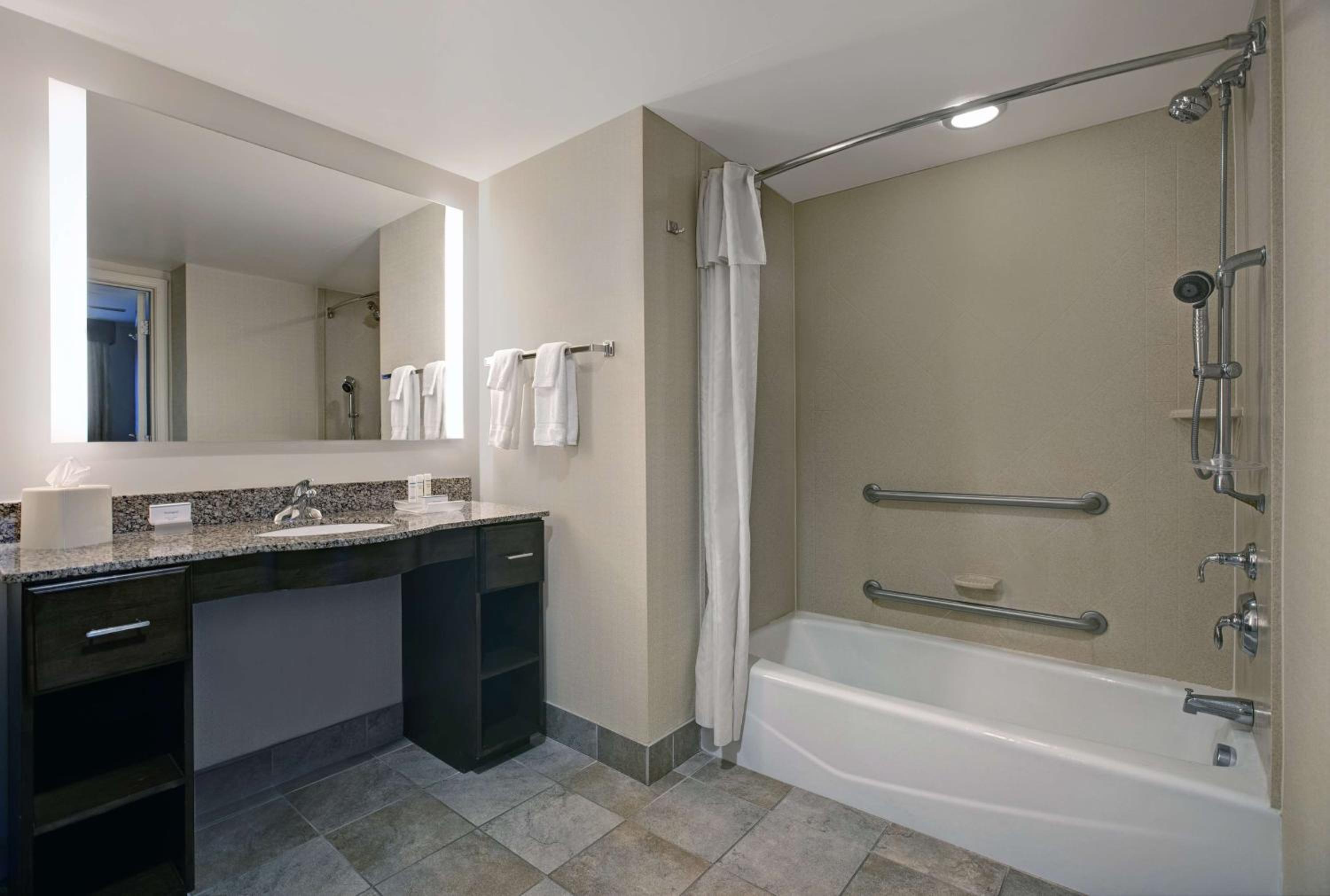 King Suite - Mobility Access/Non-Smoking
