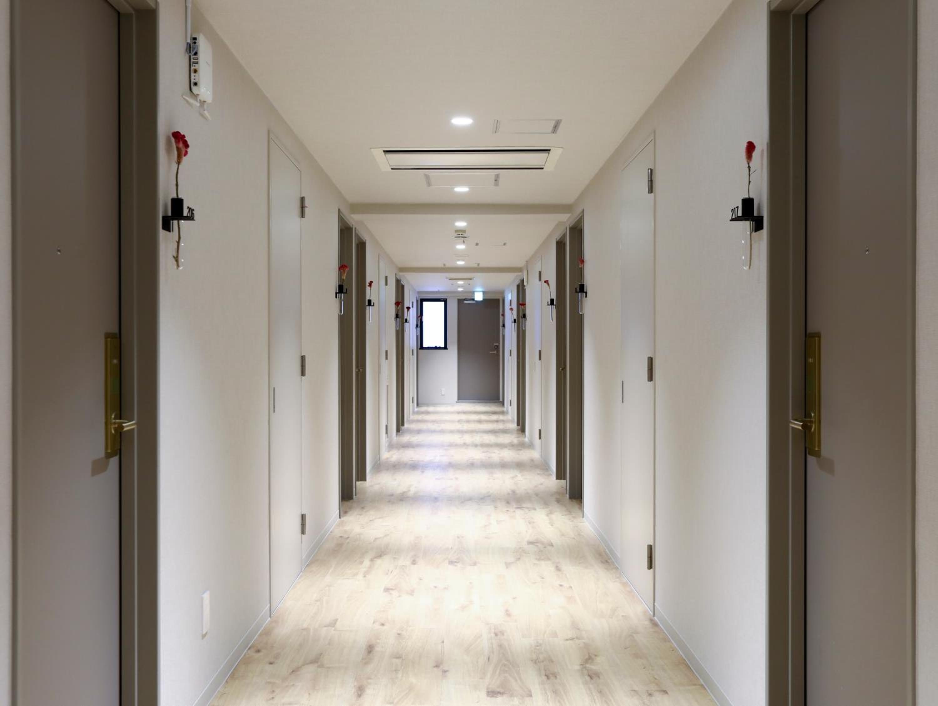 Adjoining Twin Room - Non-Smoking 3-4 adult thumbnail 5