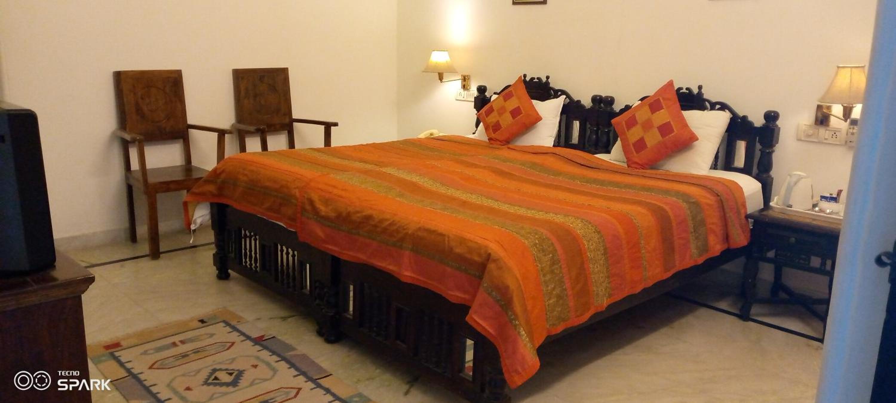 Deluxe Double or Twin Room Non lake Facing - Photo 7