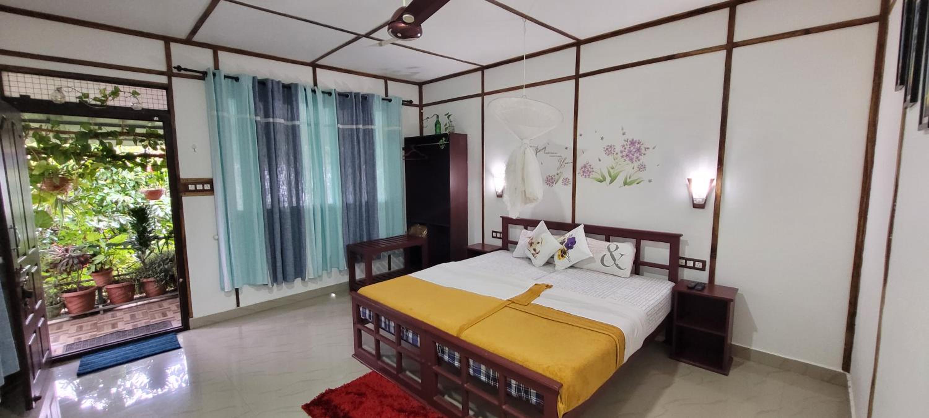 Deluxe Double Room with Balcony - Photo 5