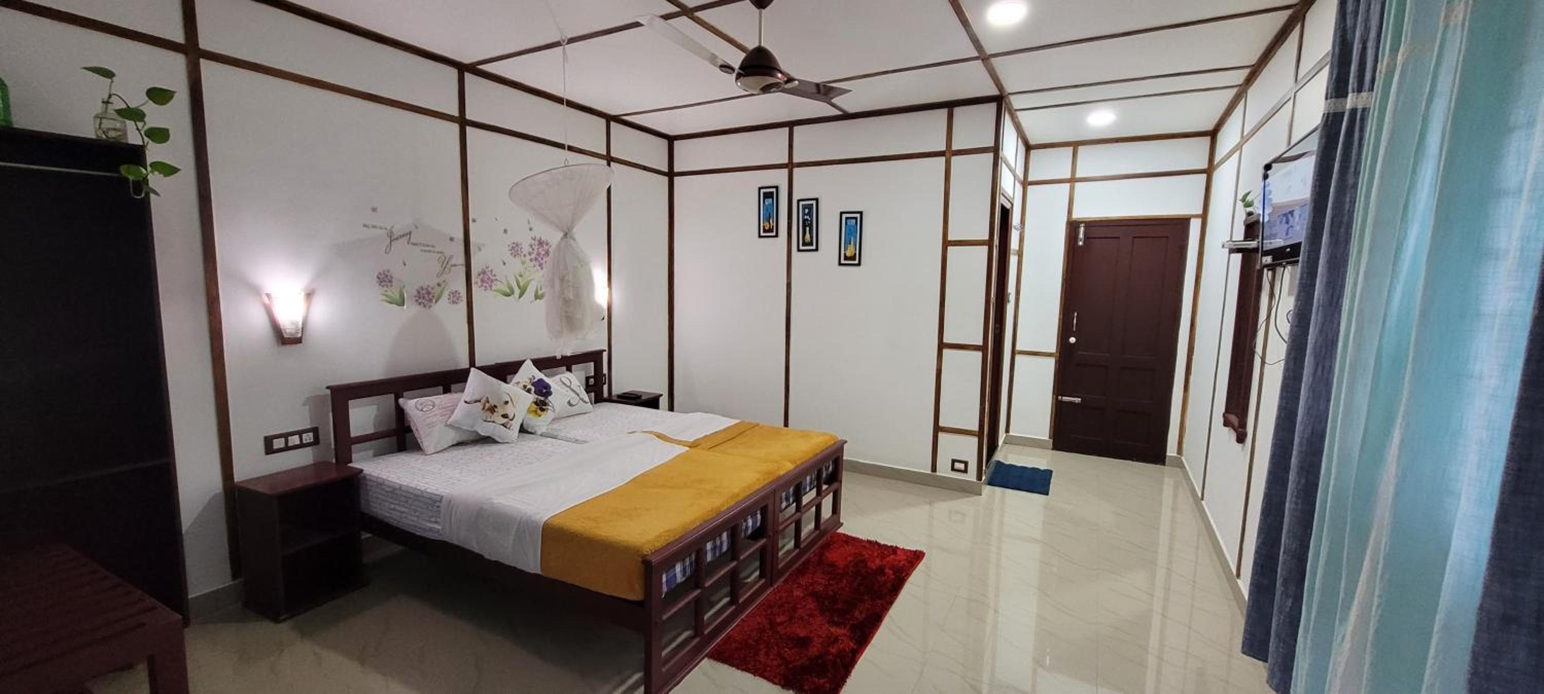 Deluxe Double Room with Balcony - Photo 14