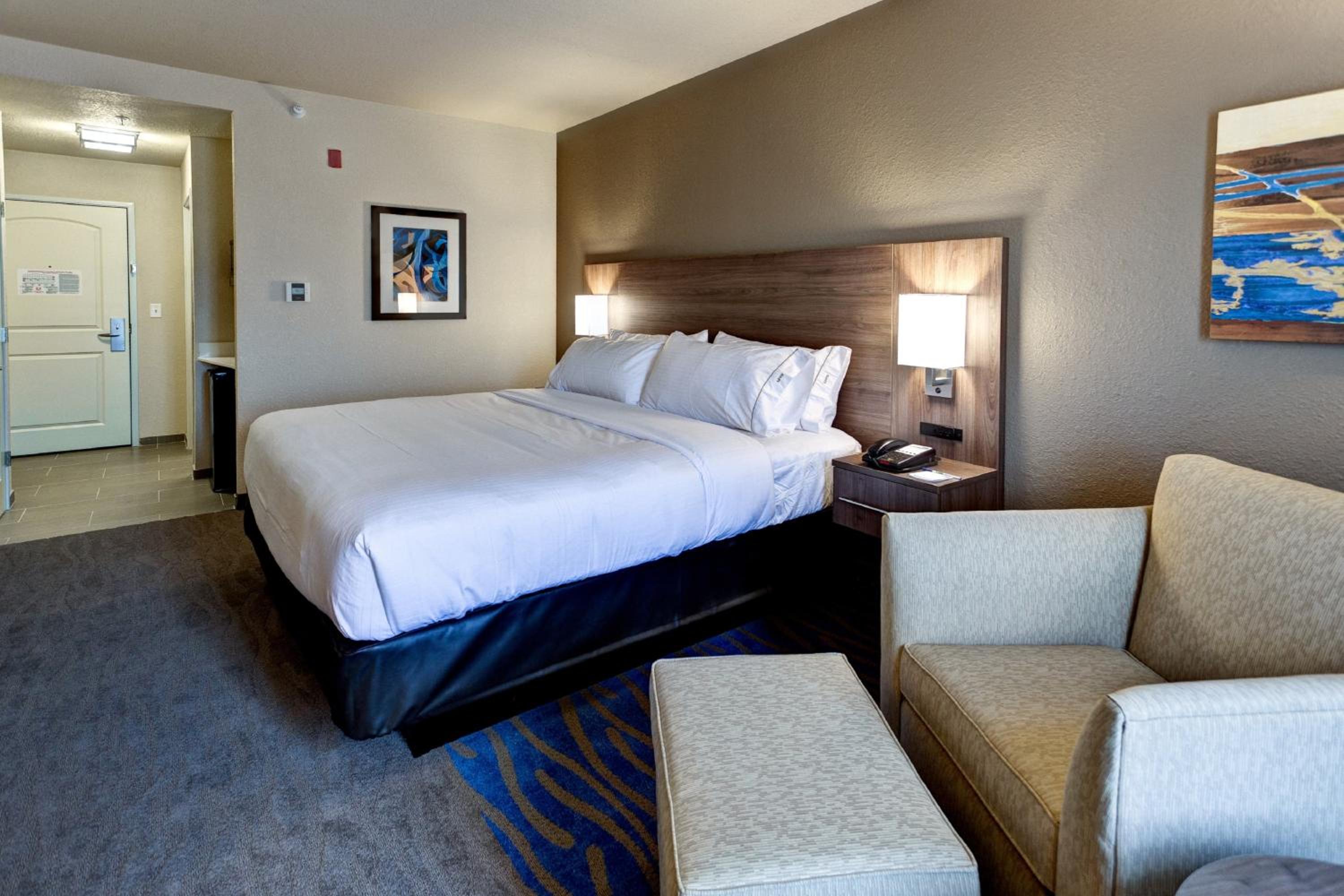 One-Bedroom Suite - Disability Access with Roll-In Shower photo 3