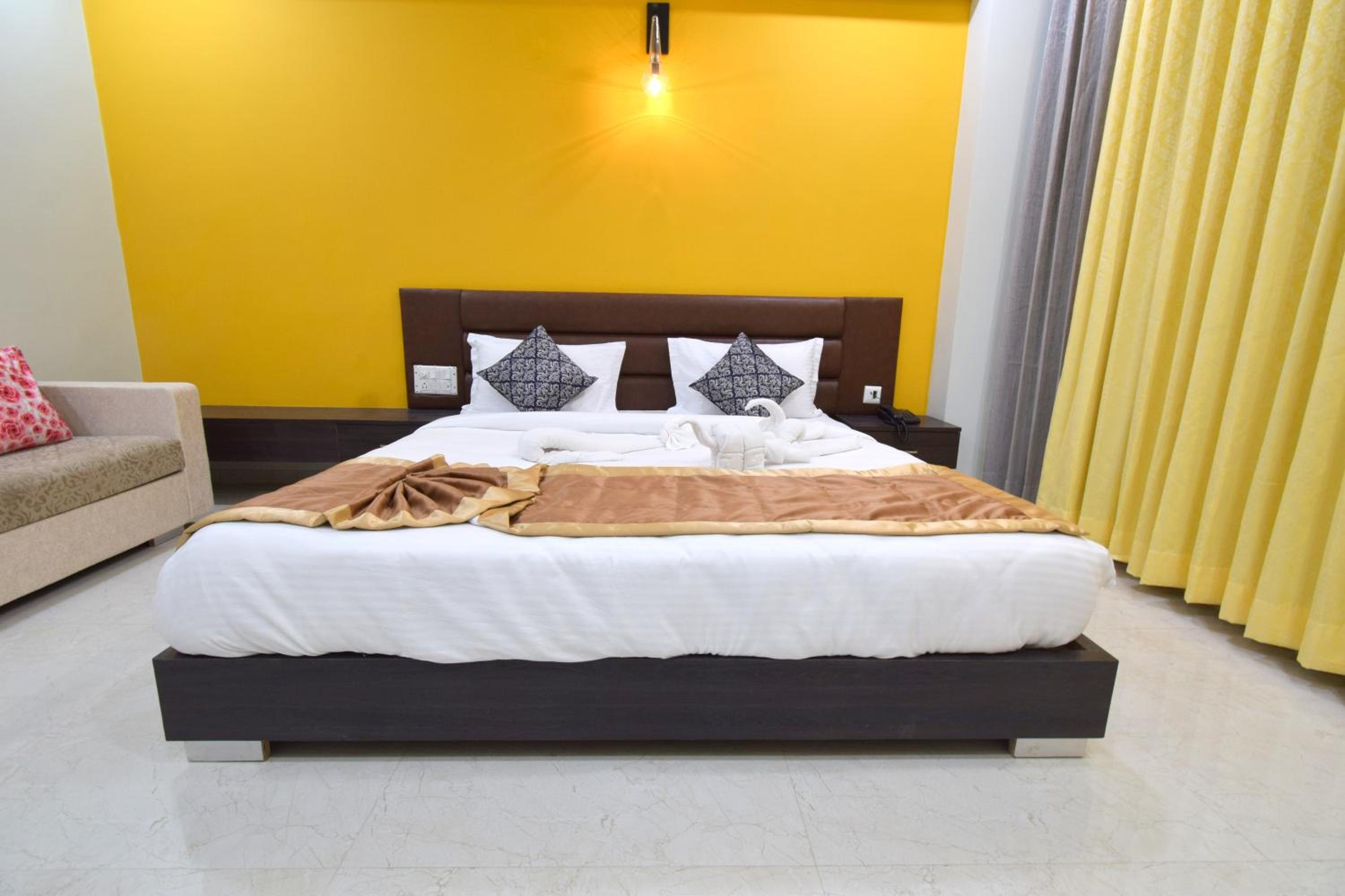 Deluxe King Room - Photo 37