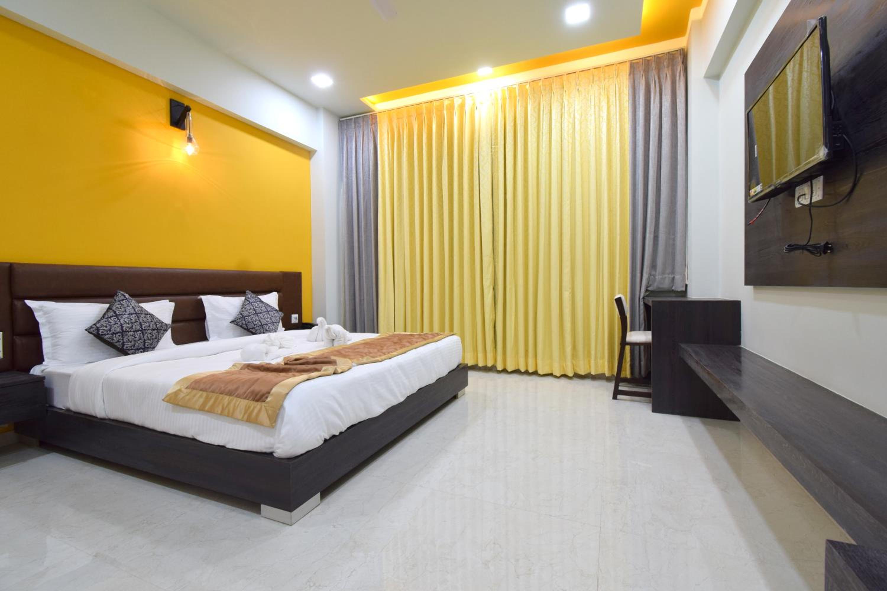 Deluxe King Room - Photo 36