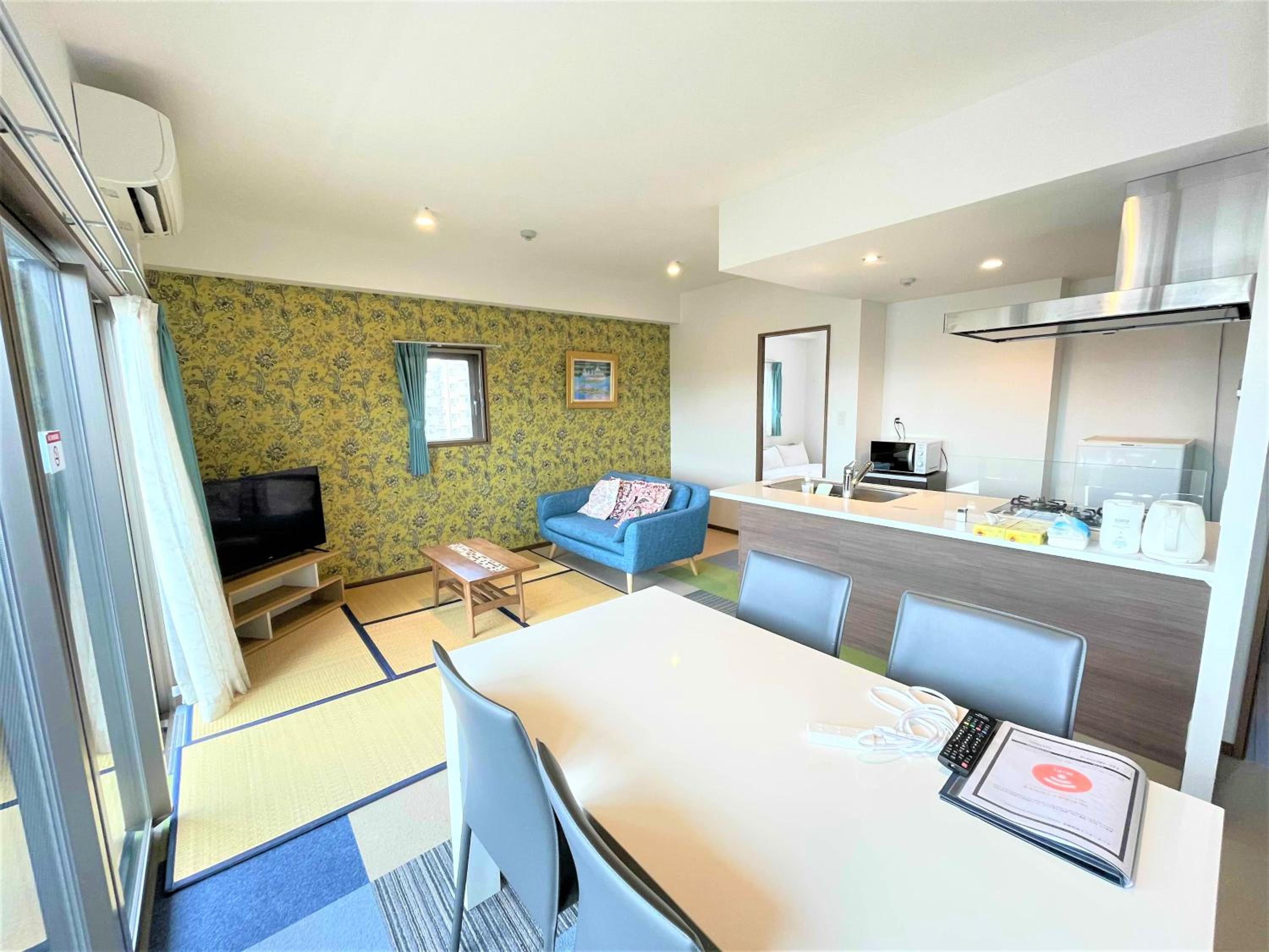Deluxe Family Suite - Photo 16