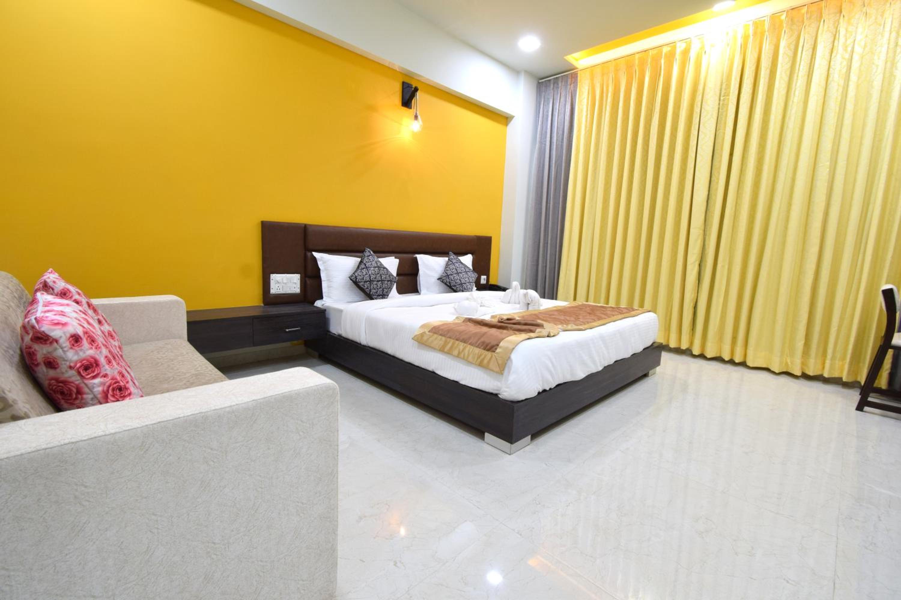 Deluxe King Room - Photo 40