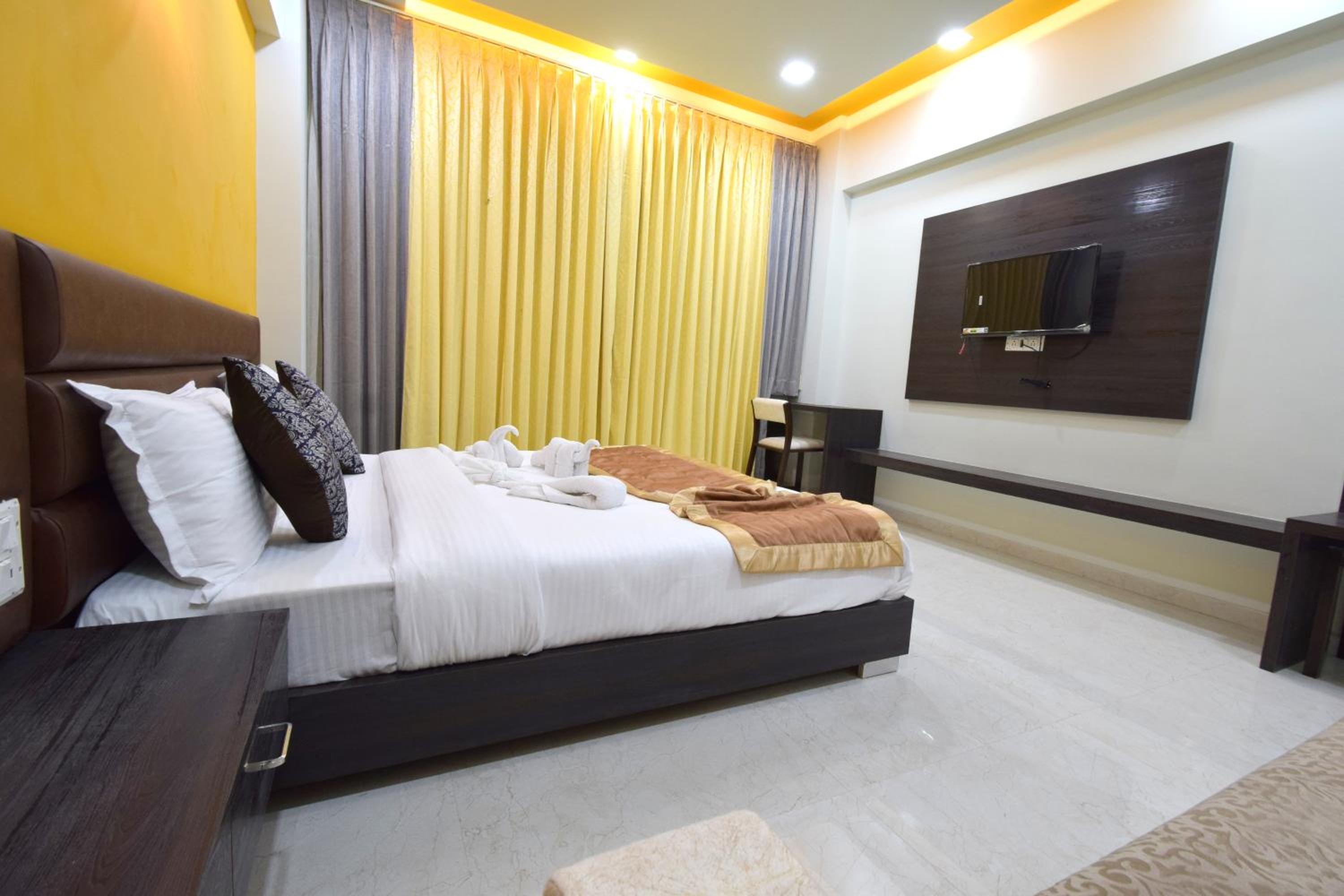 Deluxe King Room - Photo 33