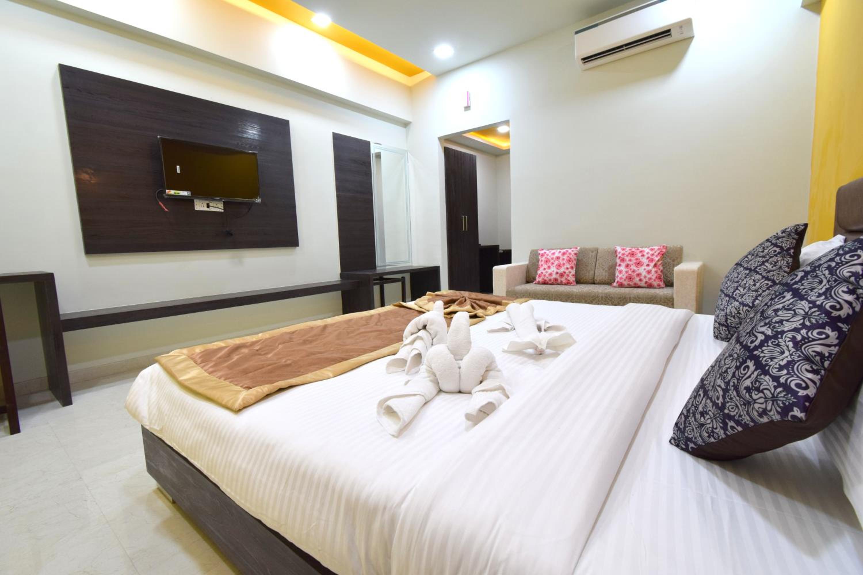 Deluxe King Room - Photo 32