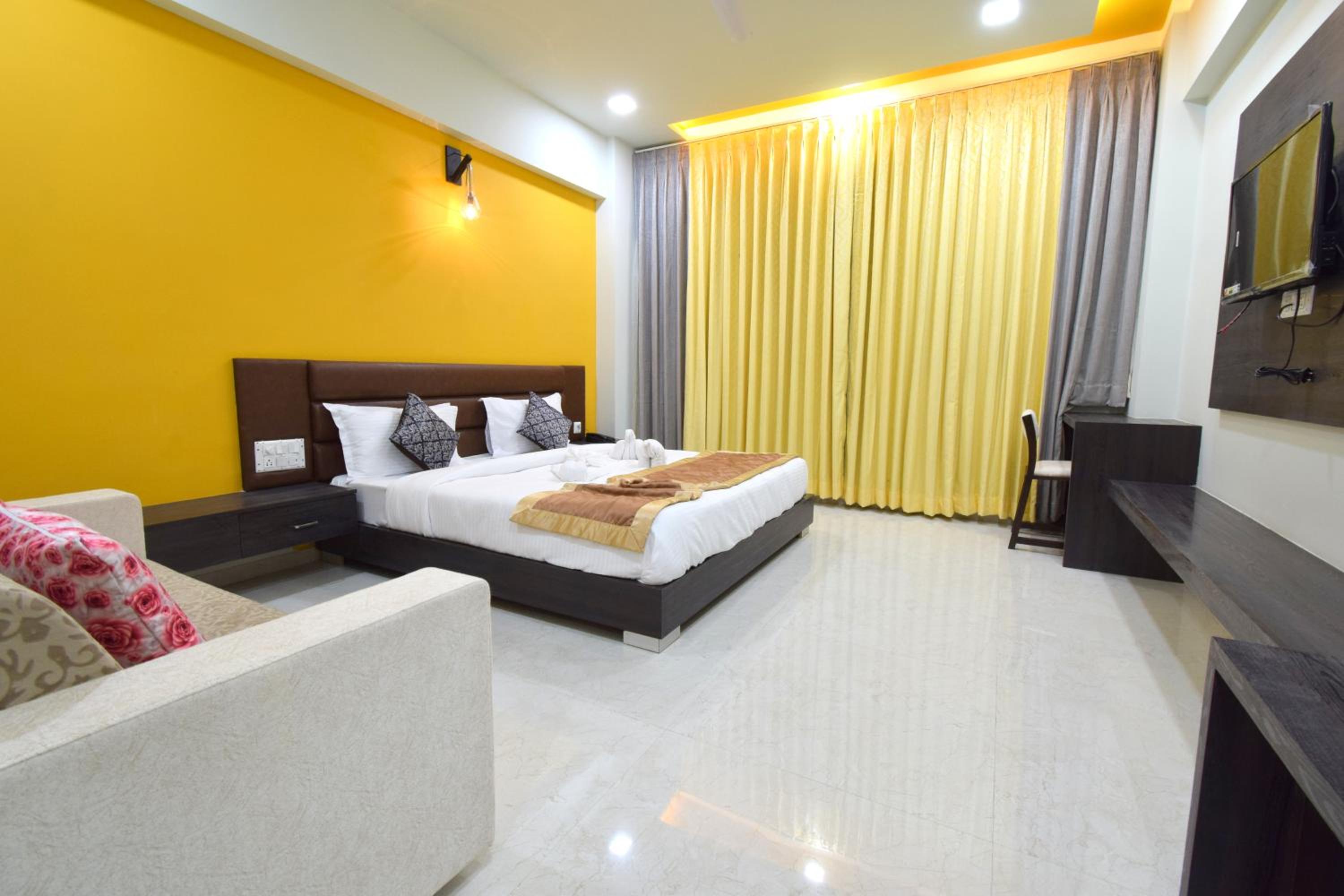 Deluxe King Room - Photo 42