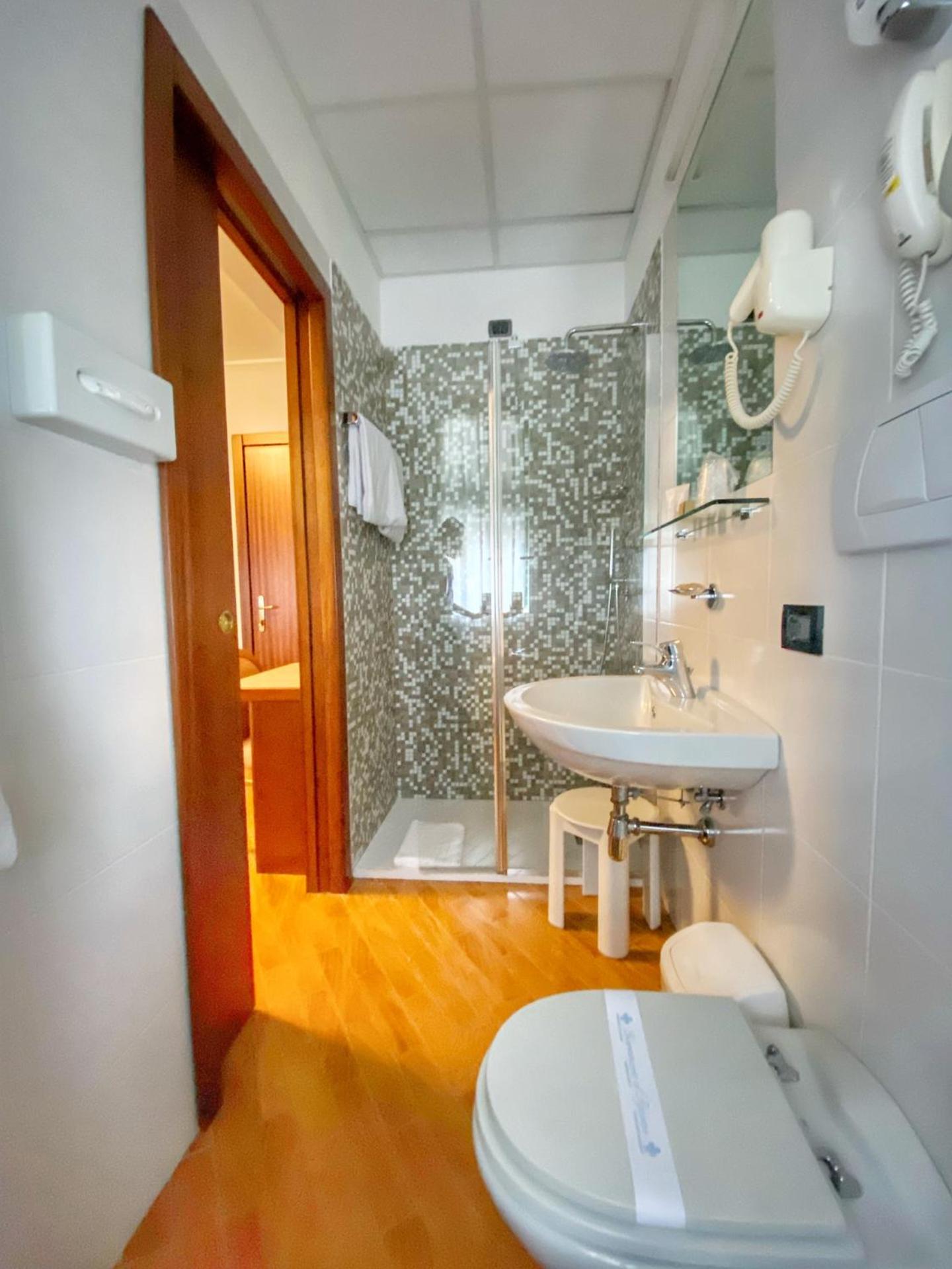 Double or Twin Room - Photo 11