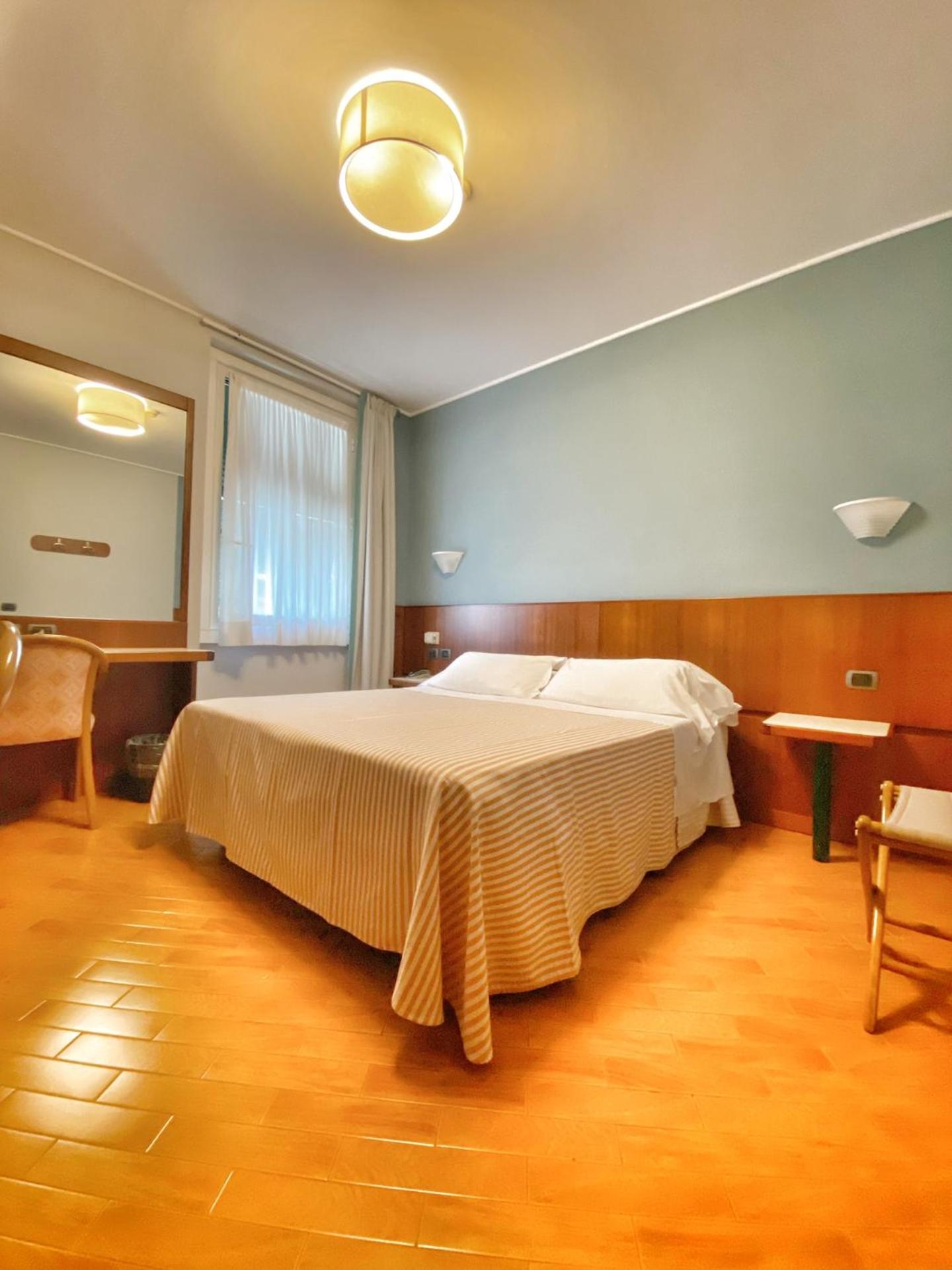 Double or Twin Room - Photo 9