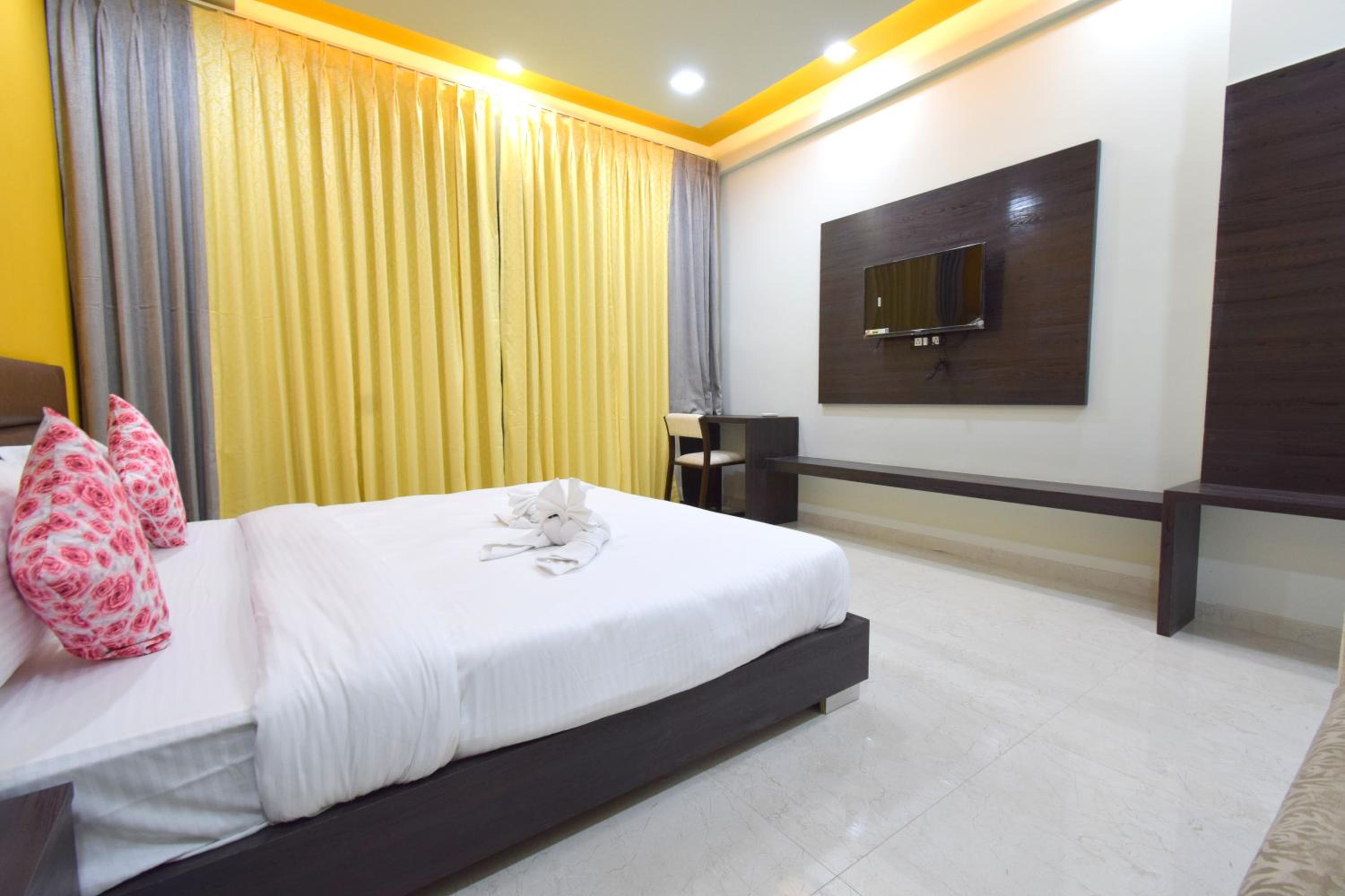 Deluxe King Room - Photo 30