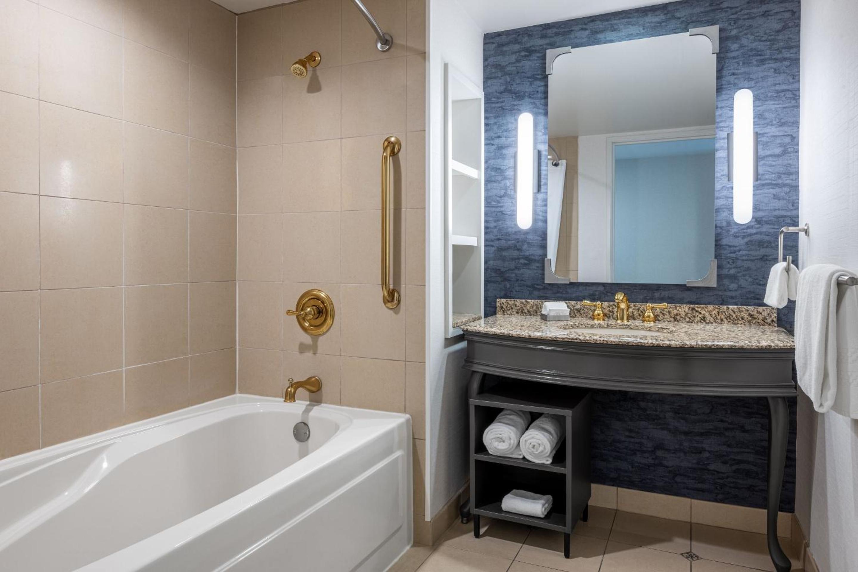 Deluxe Room, Riverview, 2 Queens, Non-Smoking