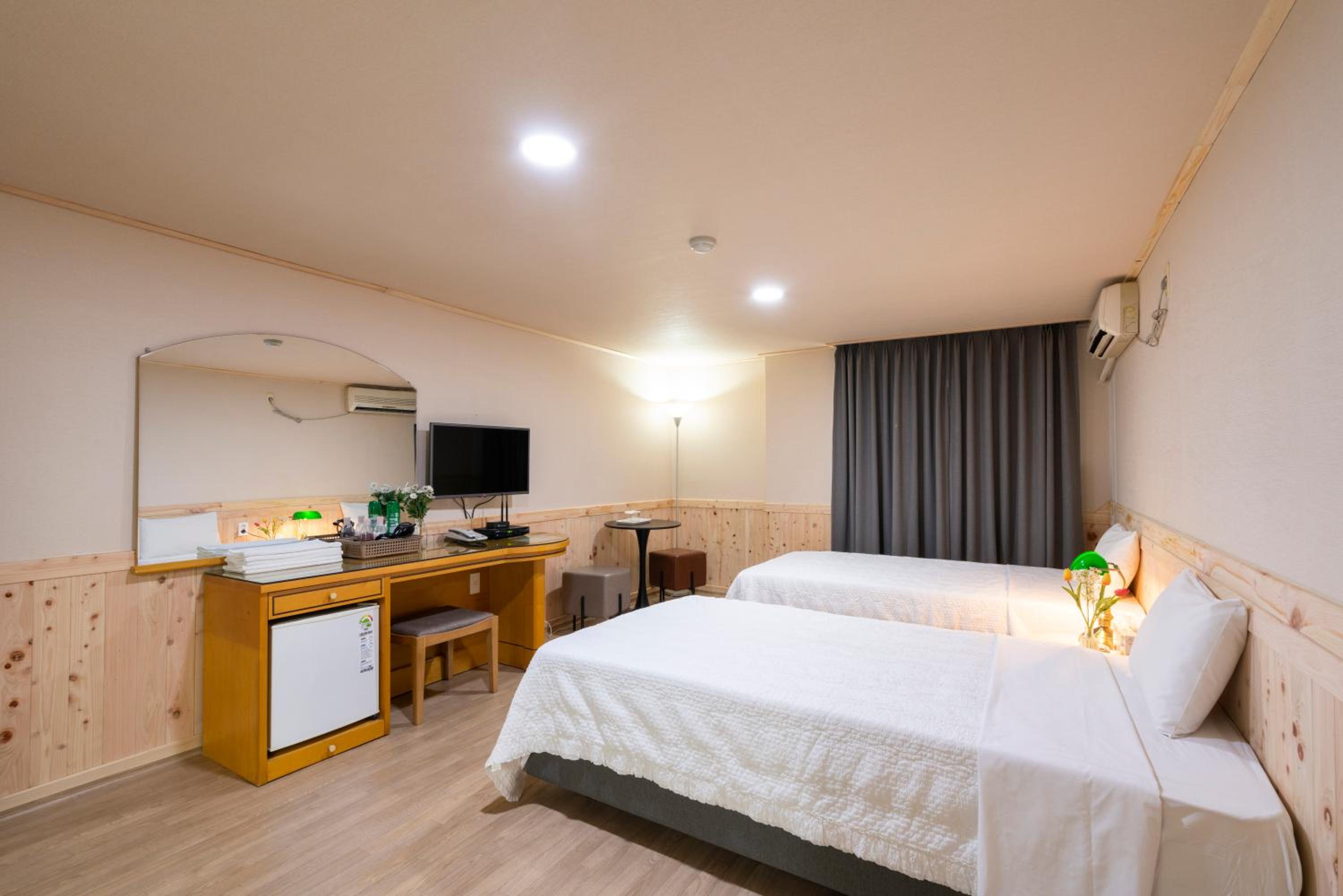 Twin Room - Photo 3