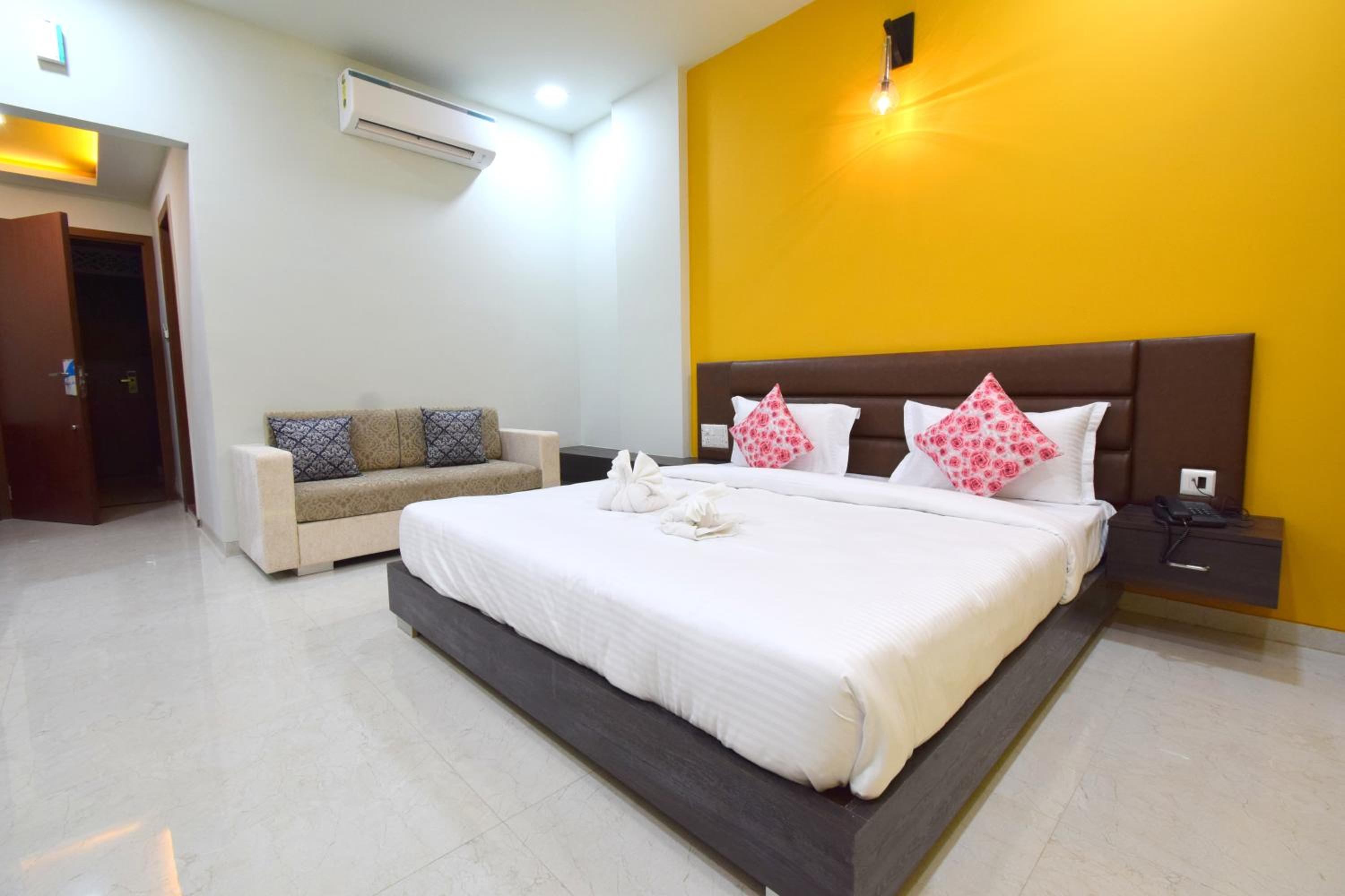 Deluxe King Room - Photo 35