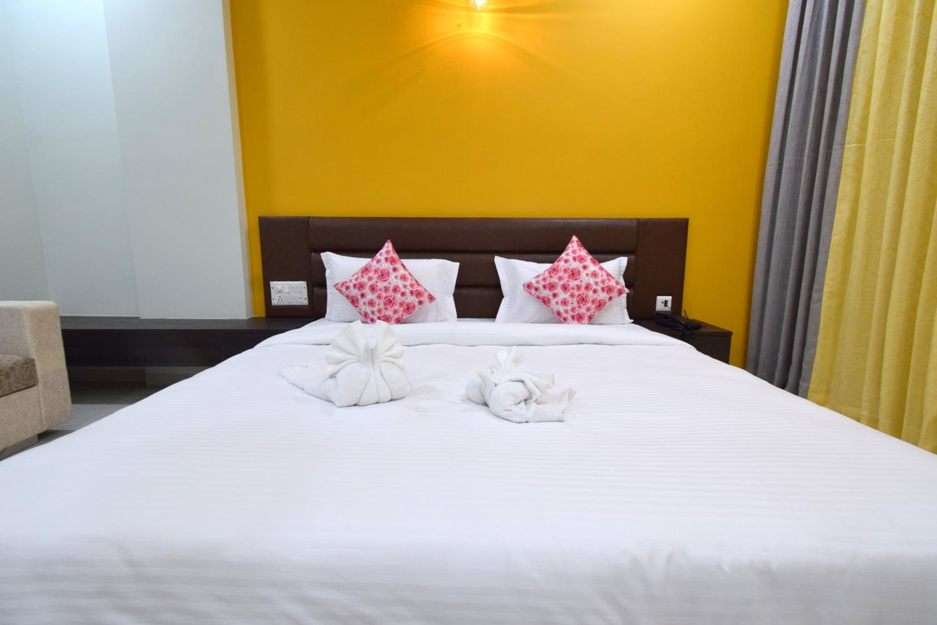 Deluxe King Room - Photo 29