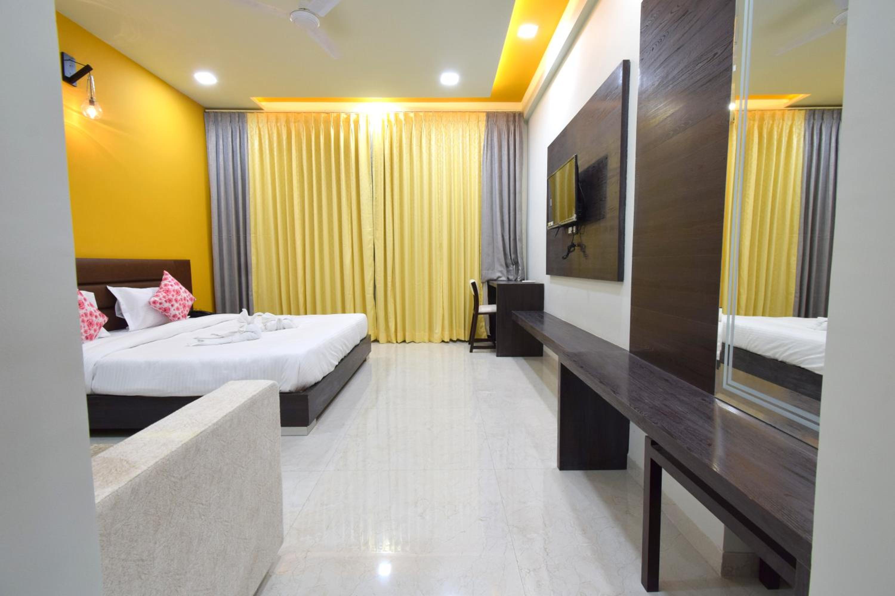 Deluxe King Room - Photo 28