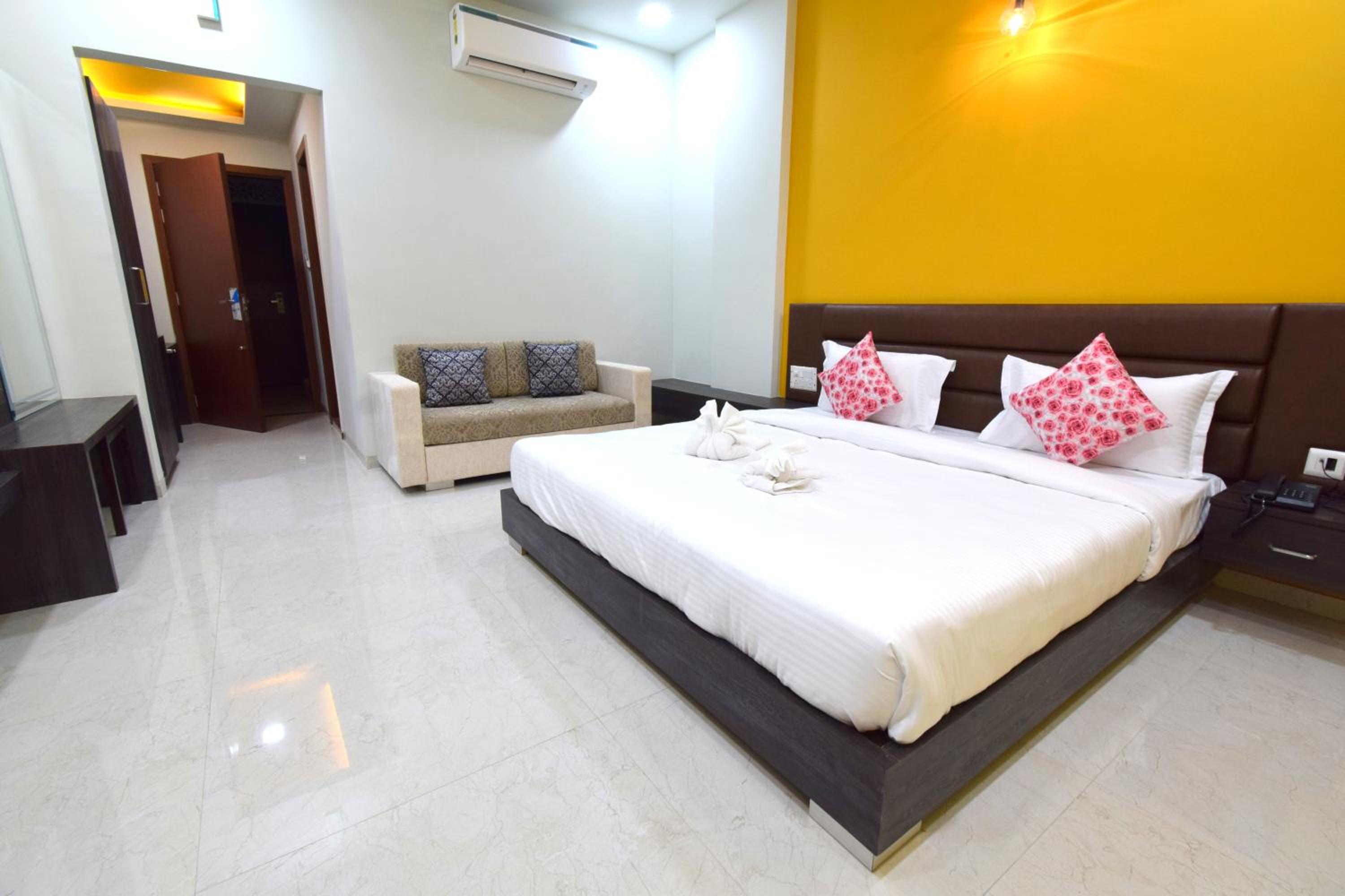 Deluxe King Room - Photo 41