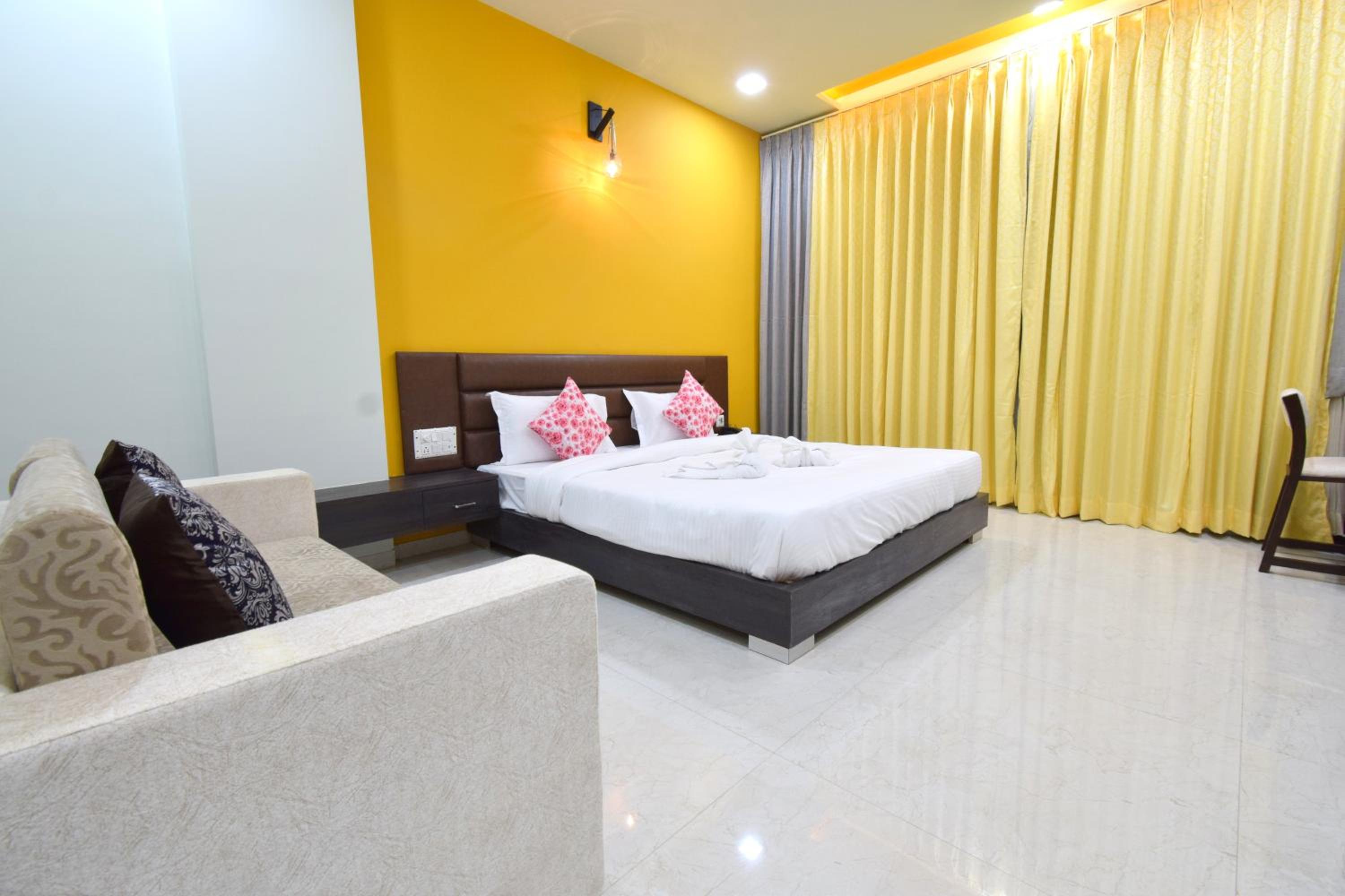 Deluxe King Room - Photo 39