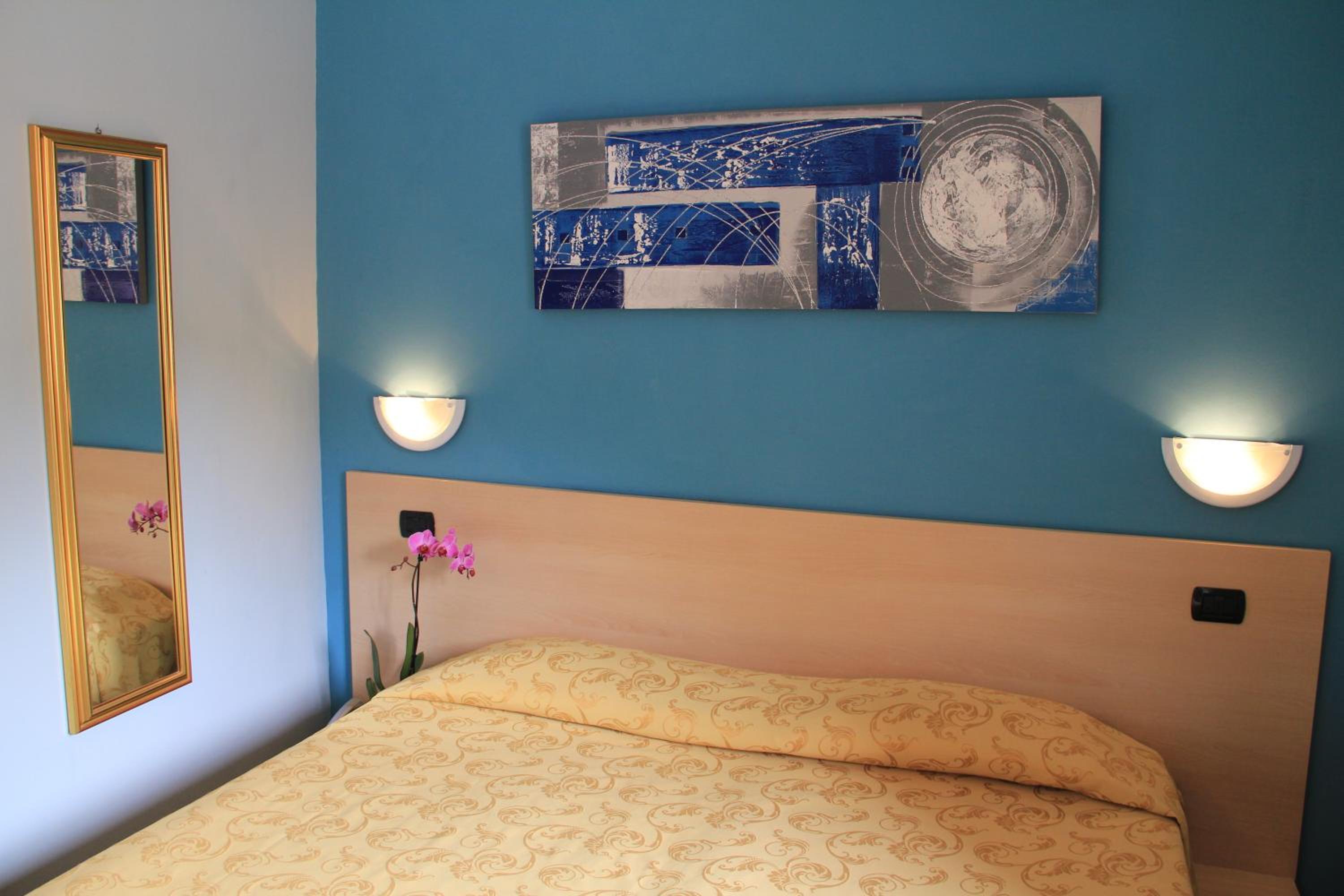 Classic Double Room - Photo 12