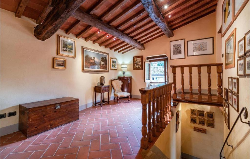 Six-Bedroom House photo 2