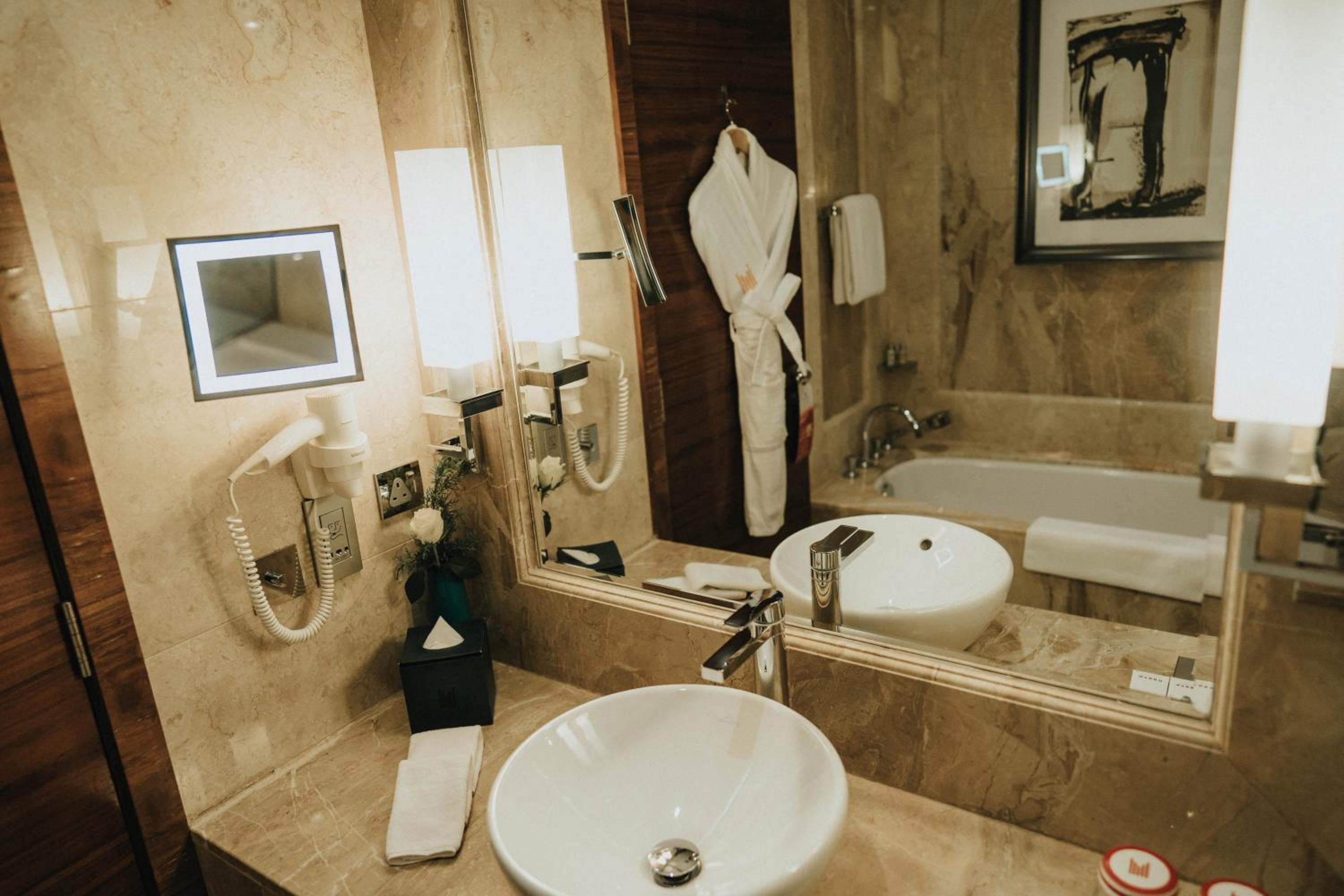 Executive Suite - Photo 5