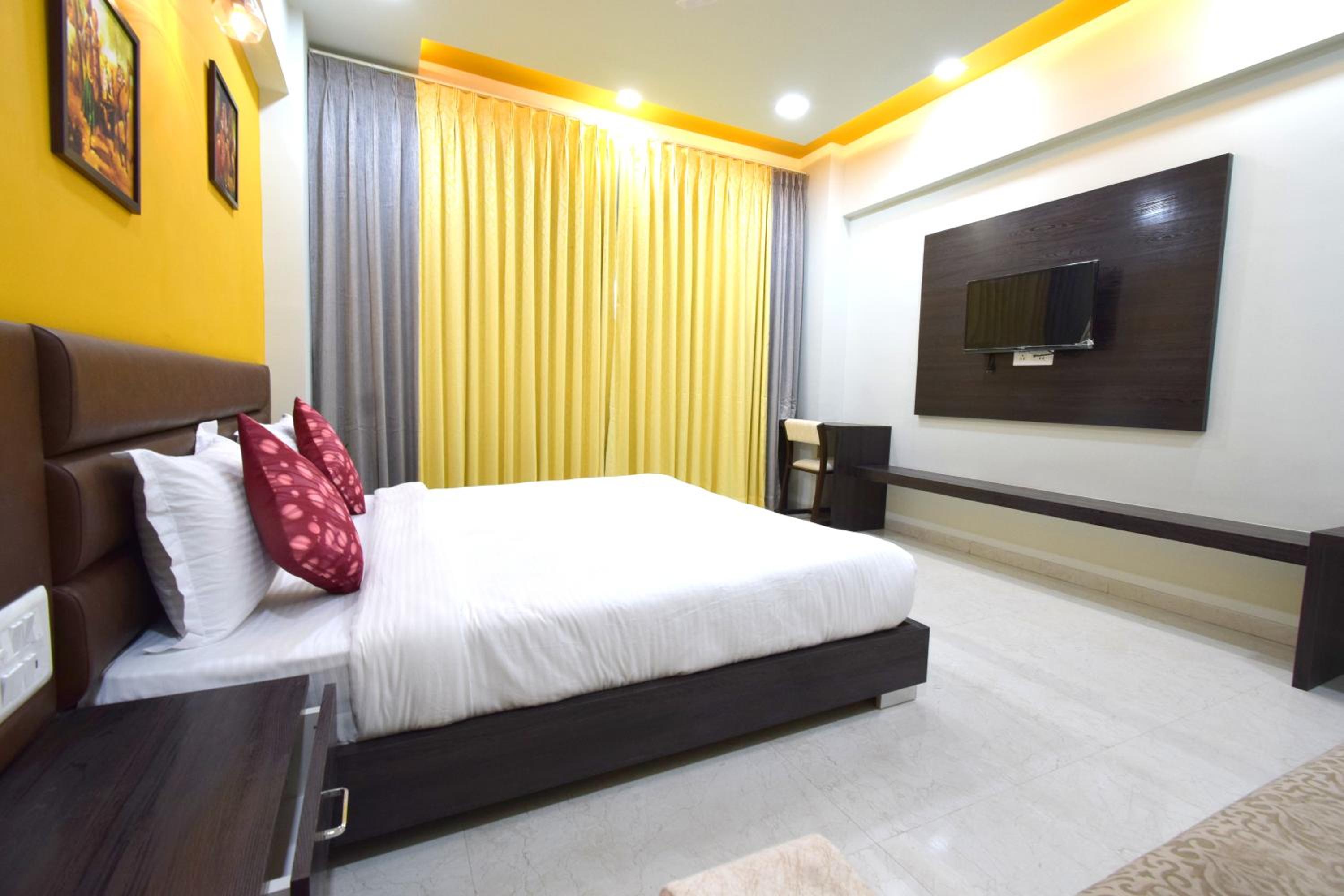 Deluxe King Room - Photo 26