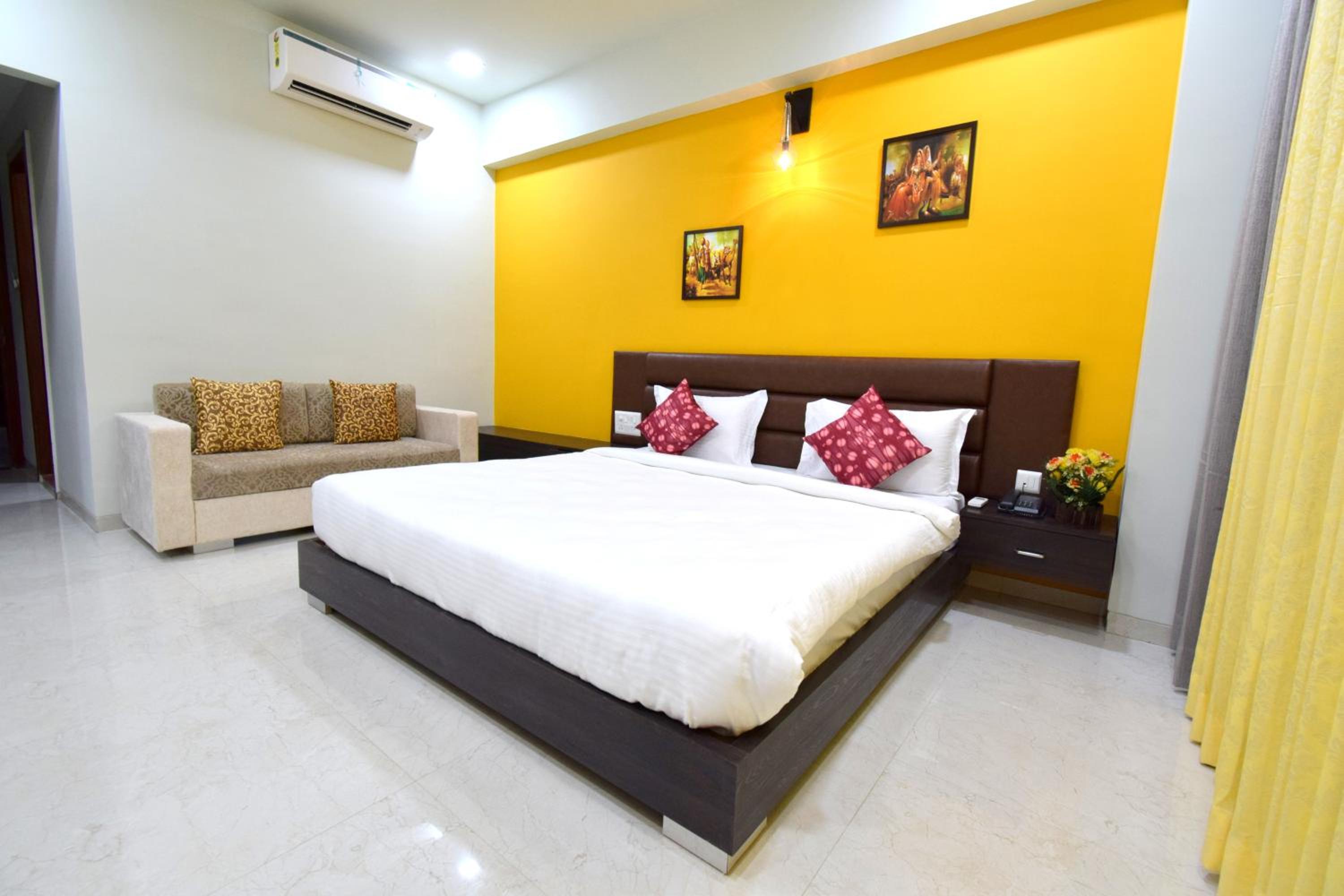 Deluxe King Room - Photo 25