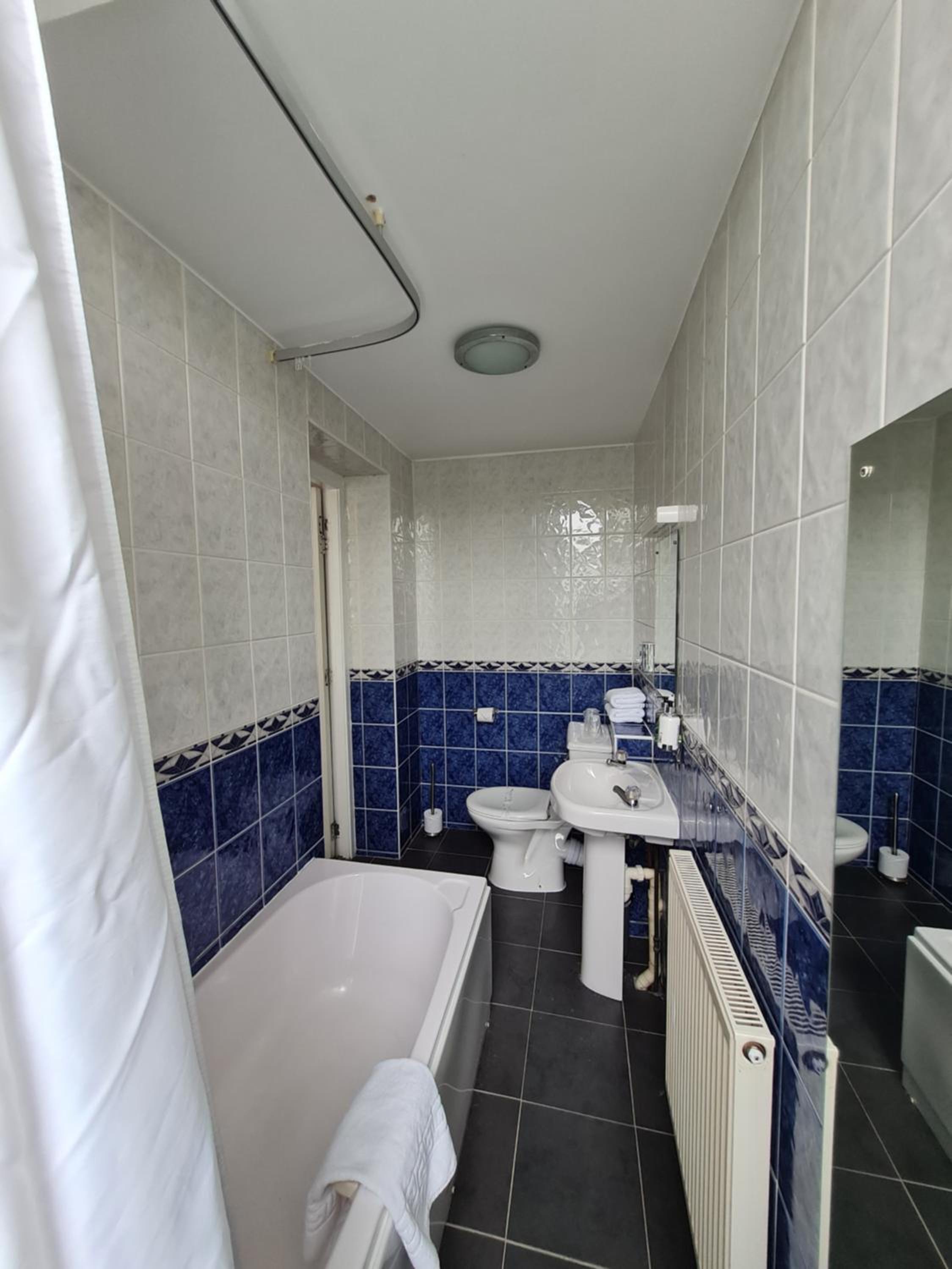 Budget Double Room - Photo 3