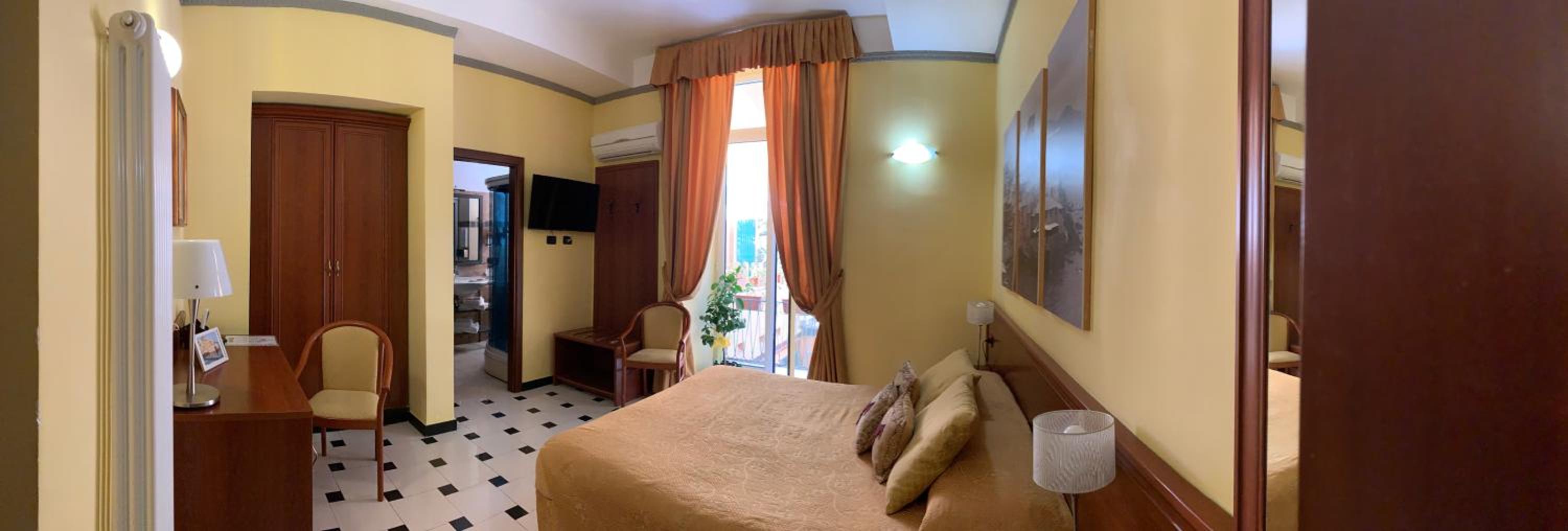 Deluxe Double Room with Balcony photo 3