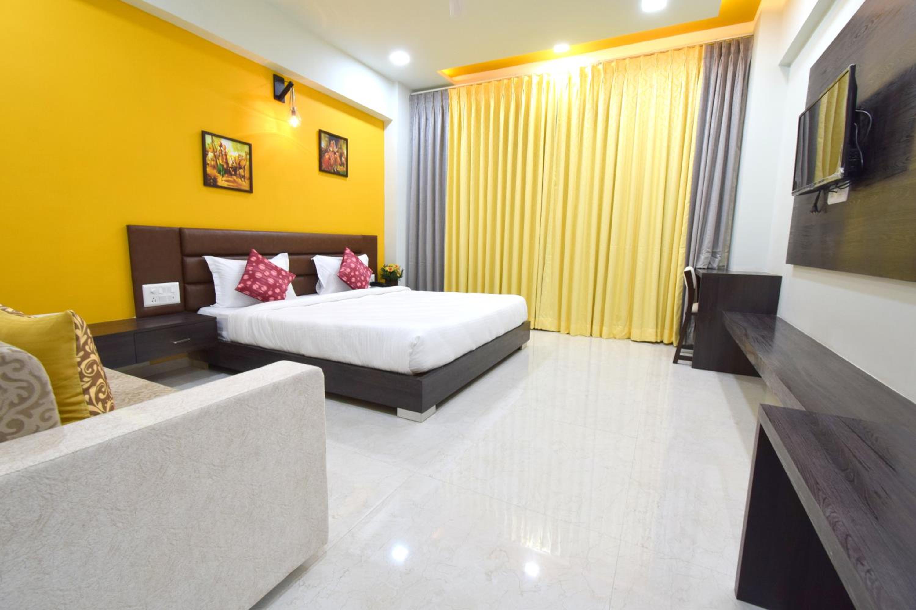 Deluxe King Room - Photo 24