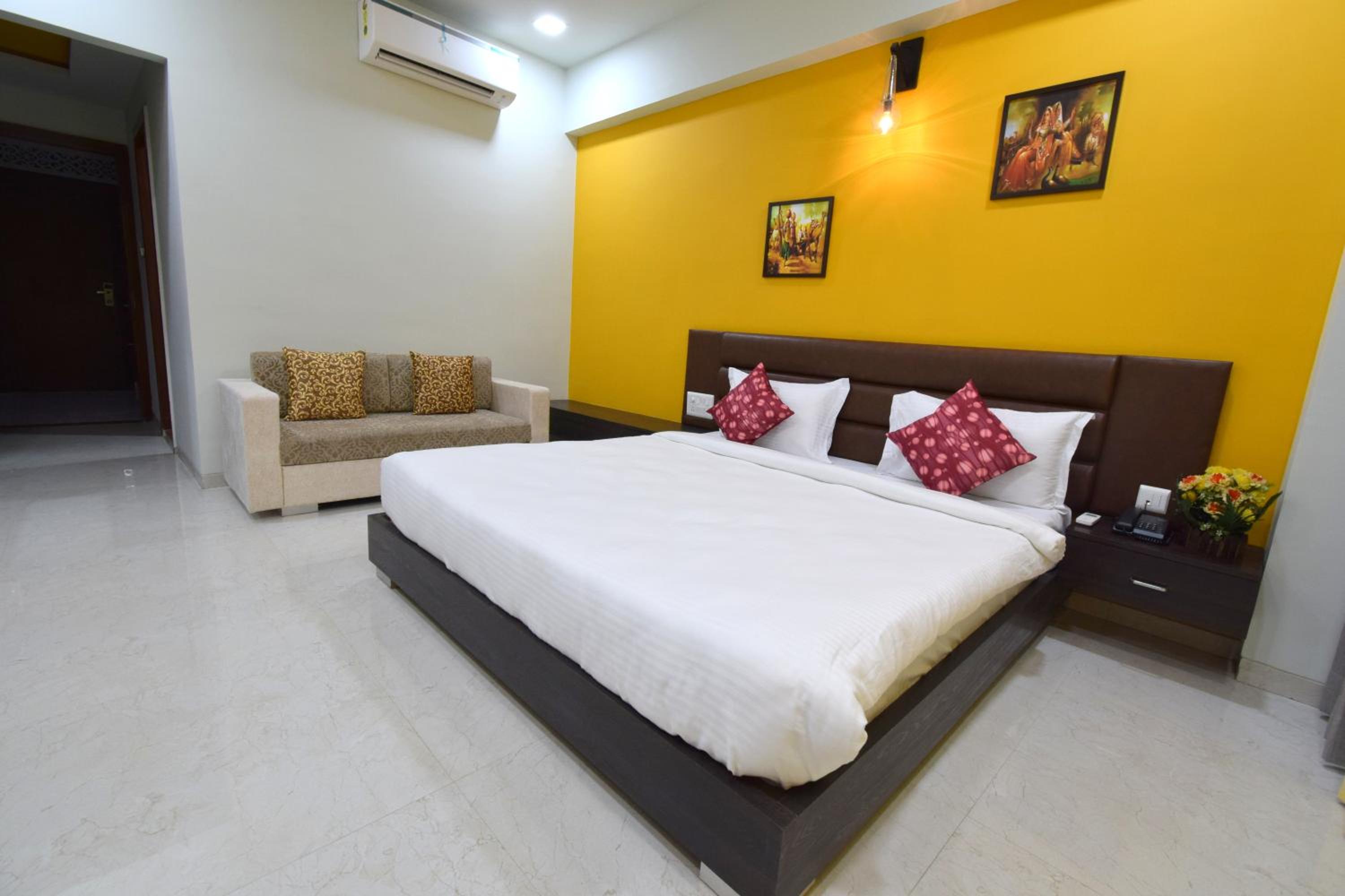 Deluxe King Room - Photo 23