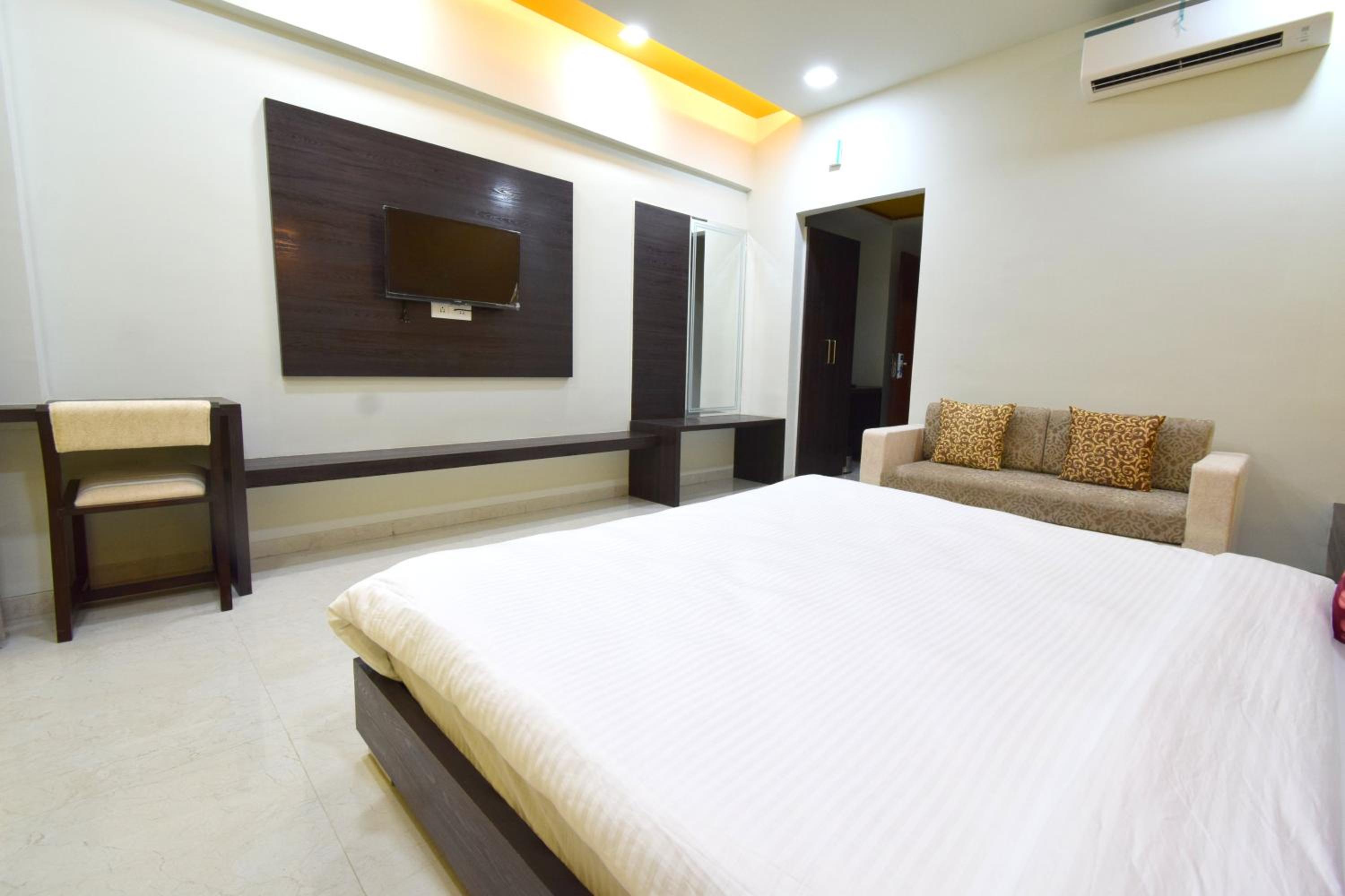 Deluxe King Room - Photo 22