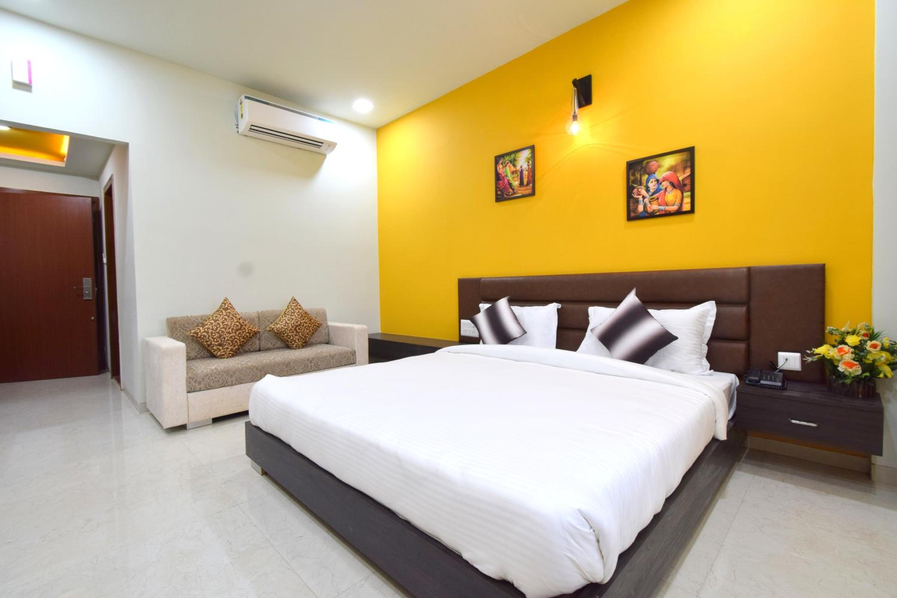 Deluxe King Room - Photo 15
