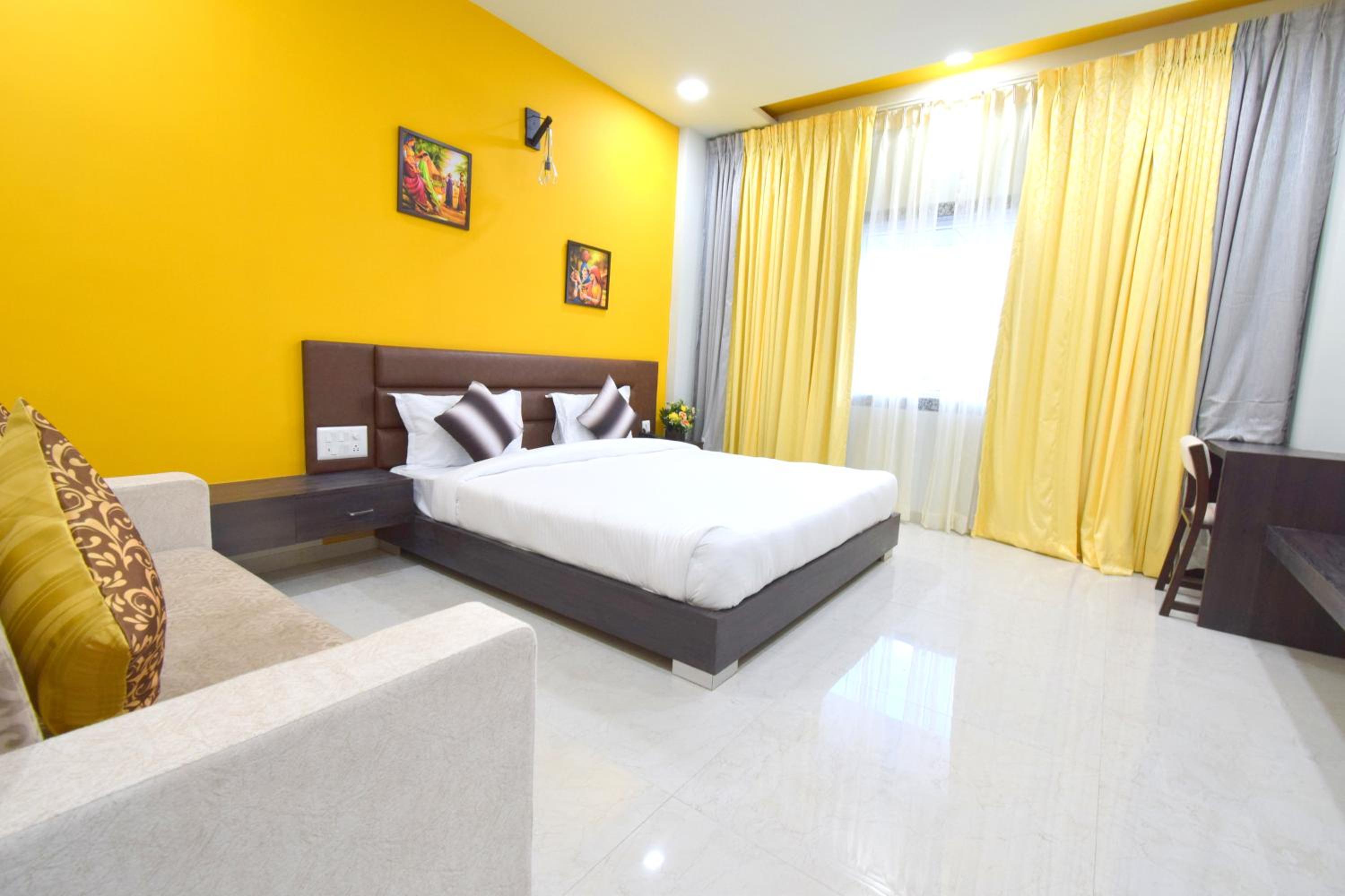 Deluxe King Room - Photo 14
