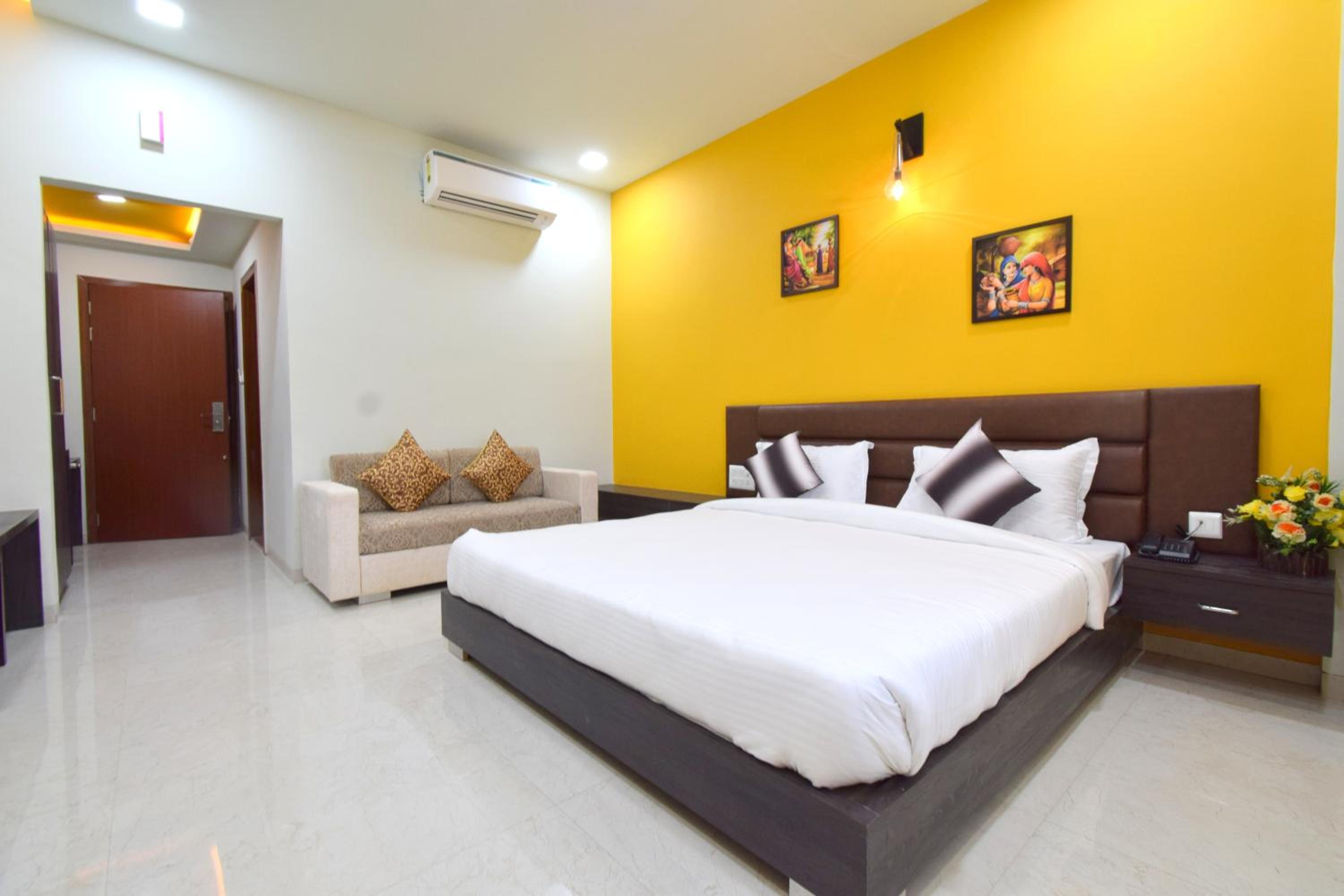 Deluxe King Room - Photo 43