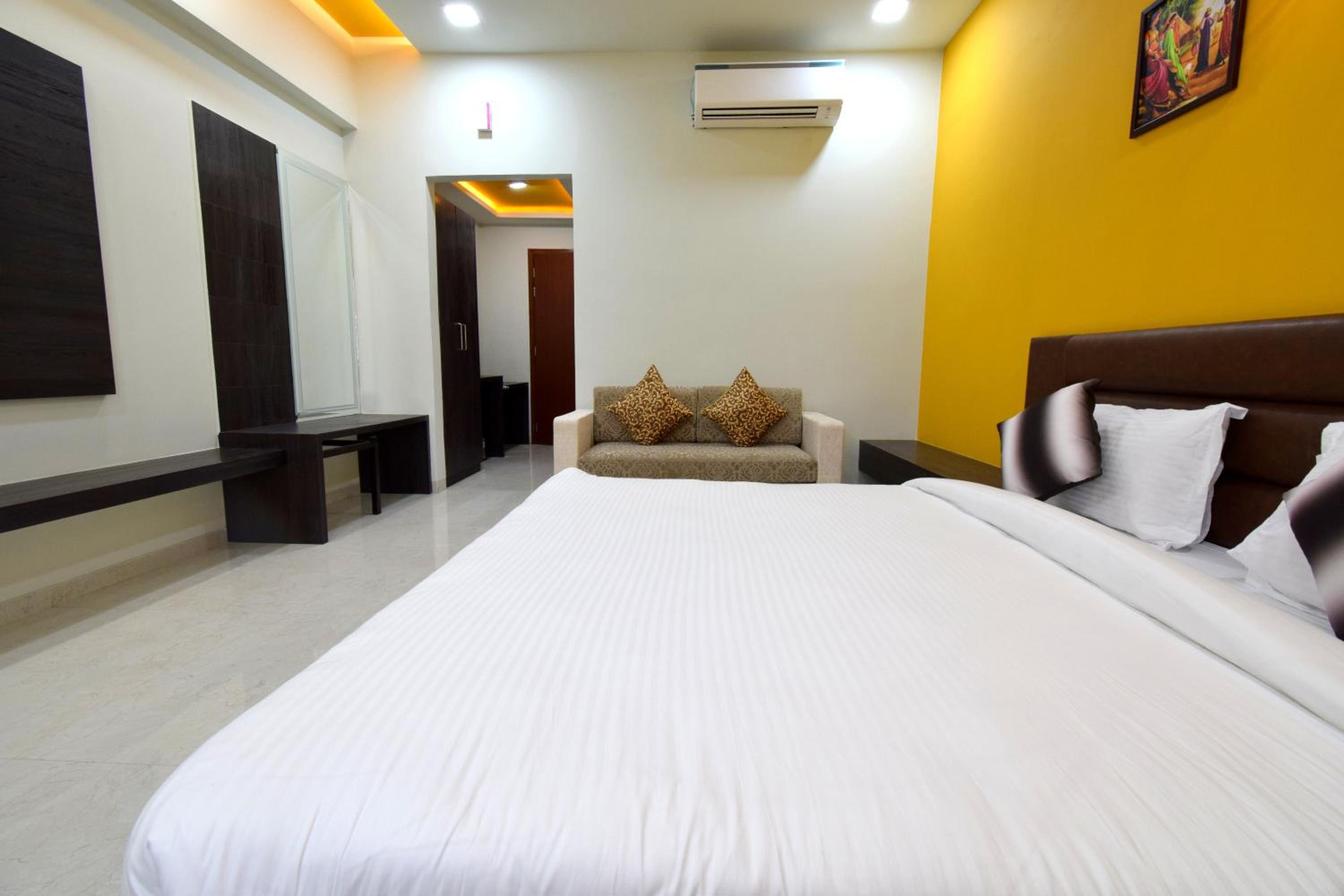 Deluxe King Room - Photo 13