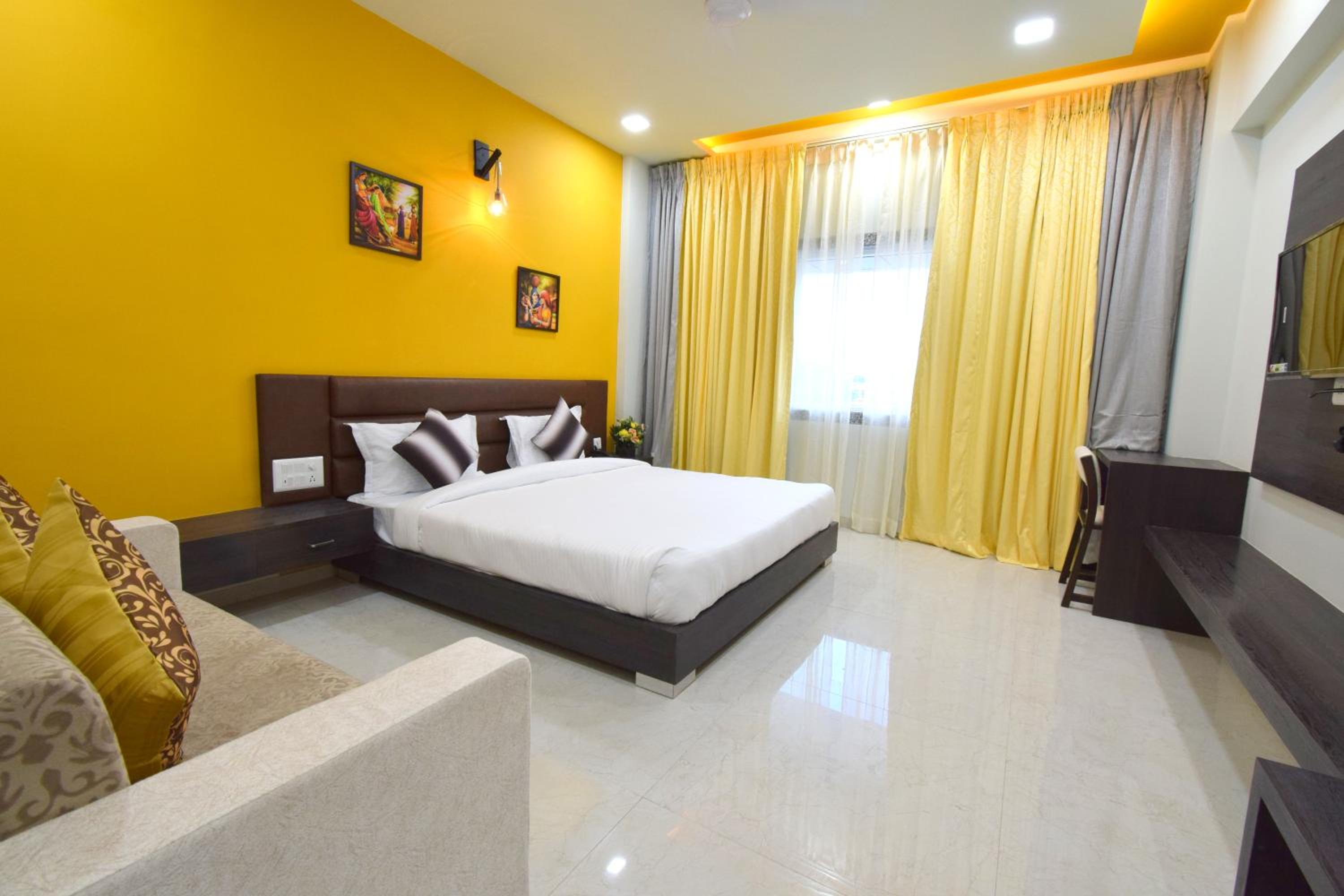 Deluxe King Room - Photo 12
