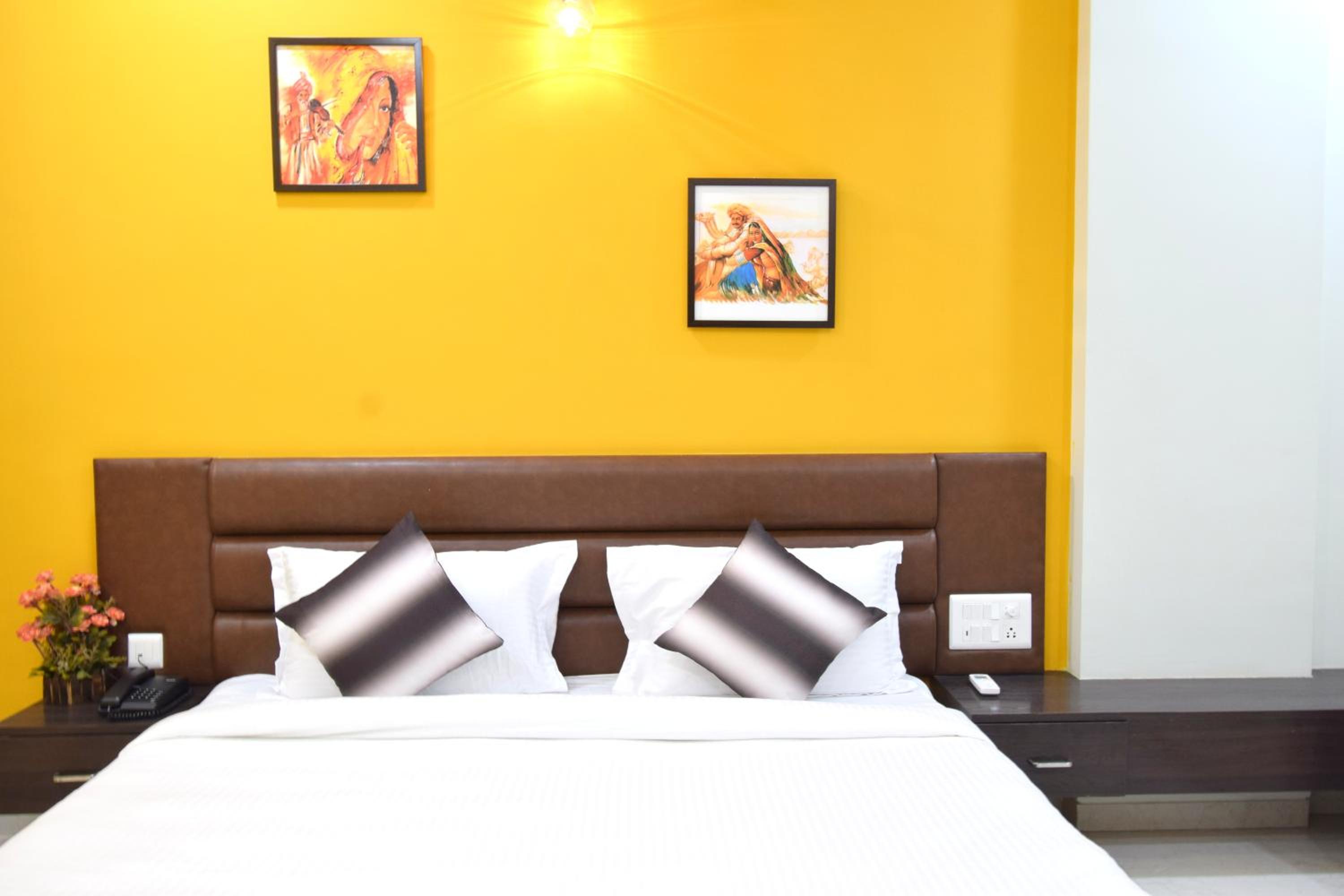 Deluxe King Room - Photo 11